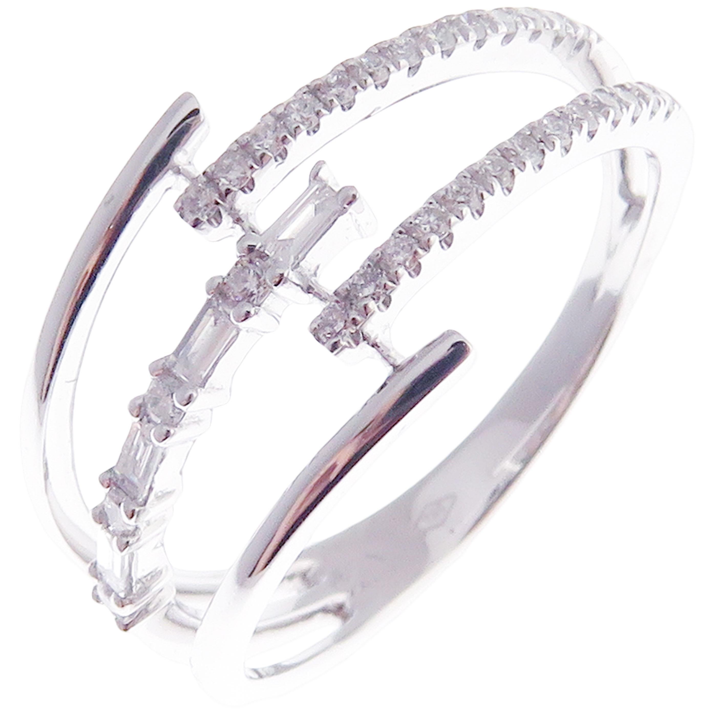 Dieser trendige mehrschichtige Ring ist aus 18 Karat Weißgold gefertigt und mit 30 runden weißen Diamanten von insgesamt 0,18 Karat und 2 weißen Baguette-Diamanten von insgesamt 0,06 Karat besetzt.
Ungefähres Gesamtgewicht 2,92 Gramm.
Standard