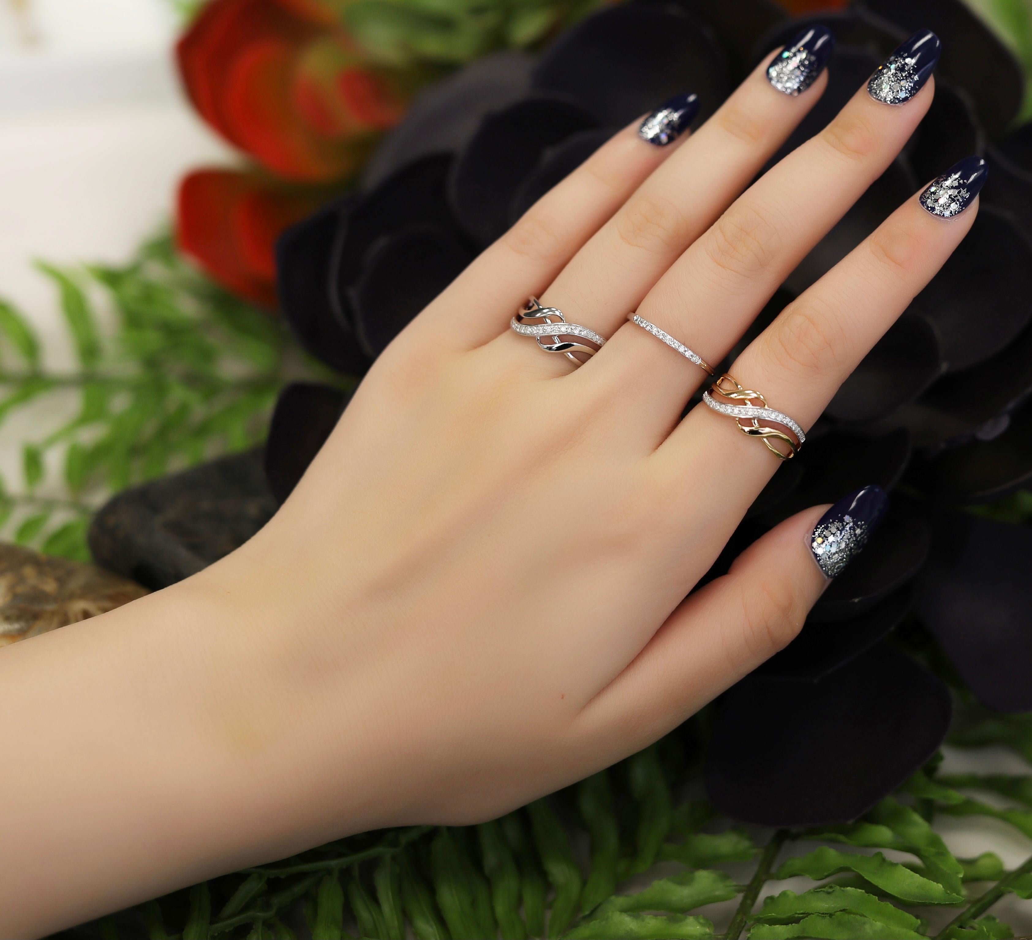 Fascia ondulata con diamante multistrato in oro bianco 18 carati in vendita 1