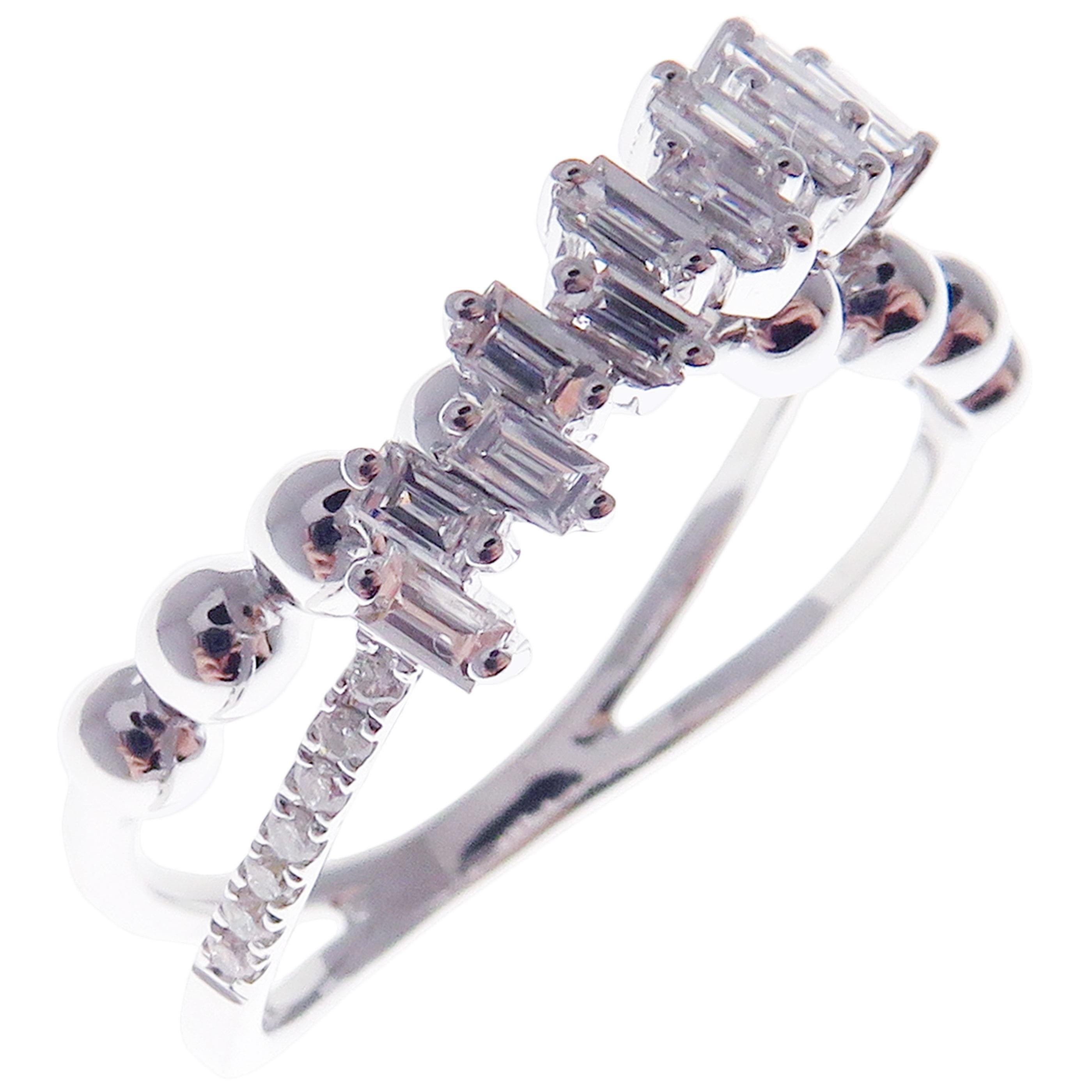 Dieser trendige, mehrschichtige X-Ring ist aus 18 Karat Weißgold gefertigt und mit 14 runden weißen Diamanten von insgesamt 0,07 Karat und 11 weißen Baguette-Diamanten von insgesamt 0,34 Karat besetzt.
Ungefähres Gesamtgewicht 3,07 Gramm.
Standard