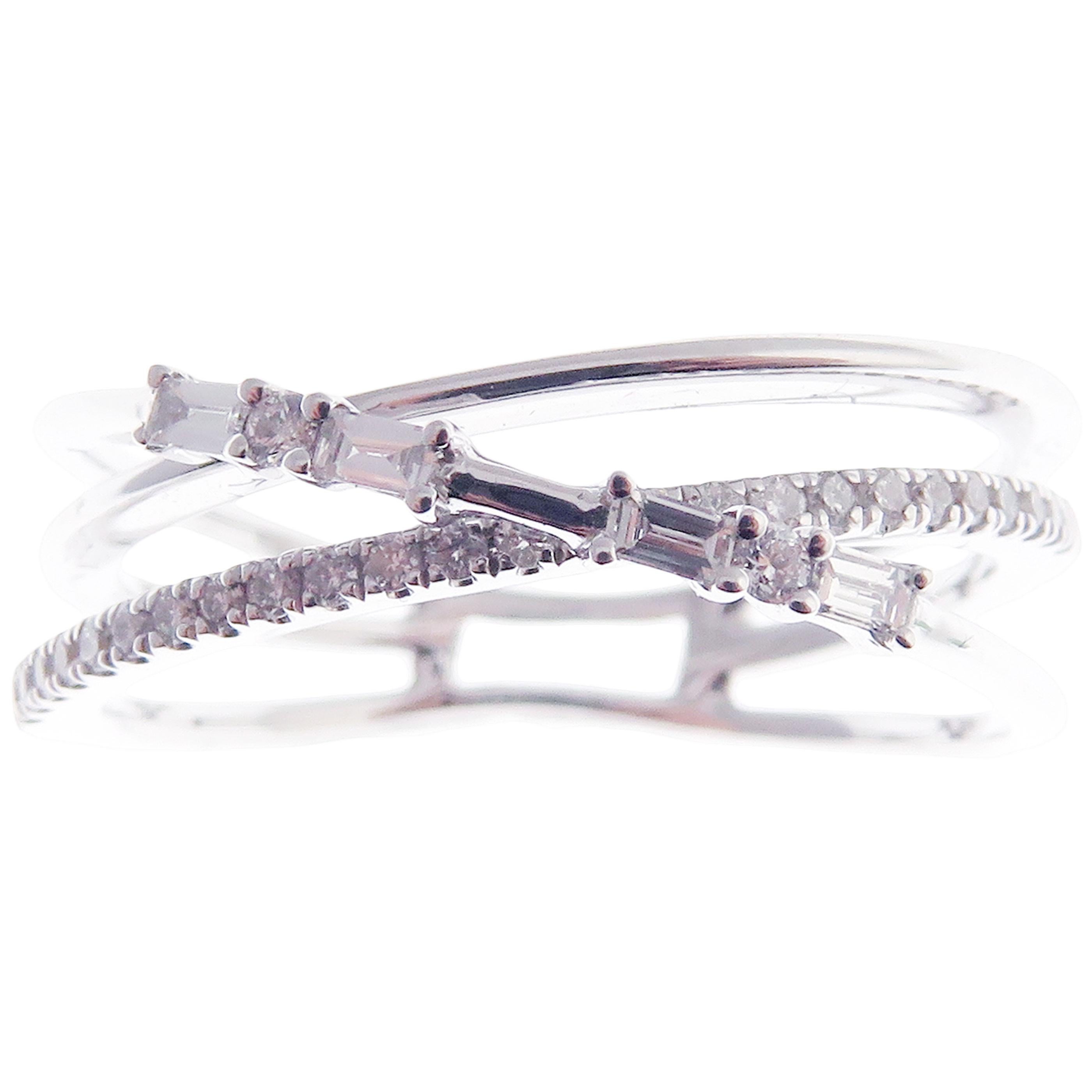 Mehrschichtiger X-Ring aus 18 Karat Weißgold mit Diamanten im Zustand „Neu“ im Angebot in Los Angeles, CA