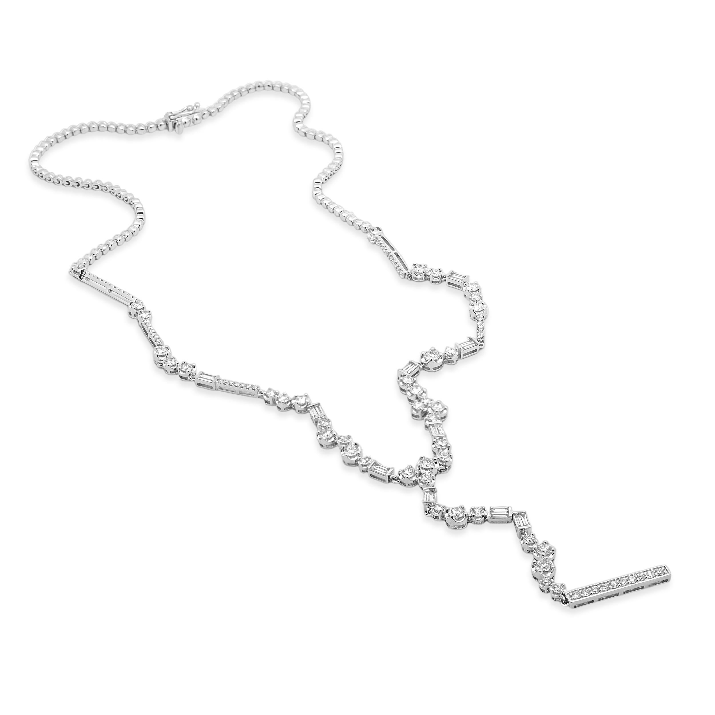 Designer: personalizzato
Materiale: oro bianco 18 carati
Diamanti: taglio rotondo = 2,427cttw
Diamanti: taglio baguette = 0,512cttw
Peso: 18.2 grammi
