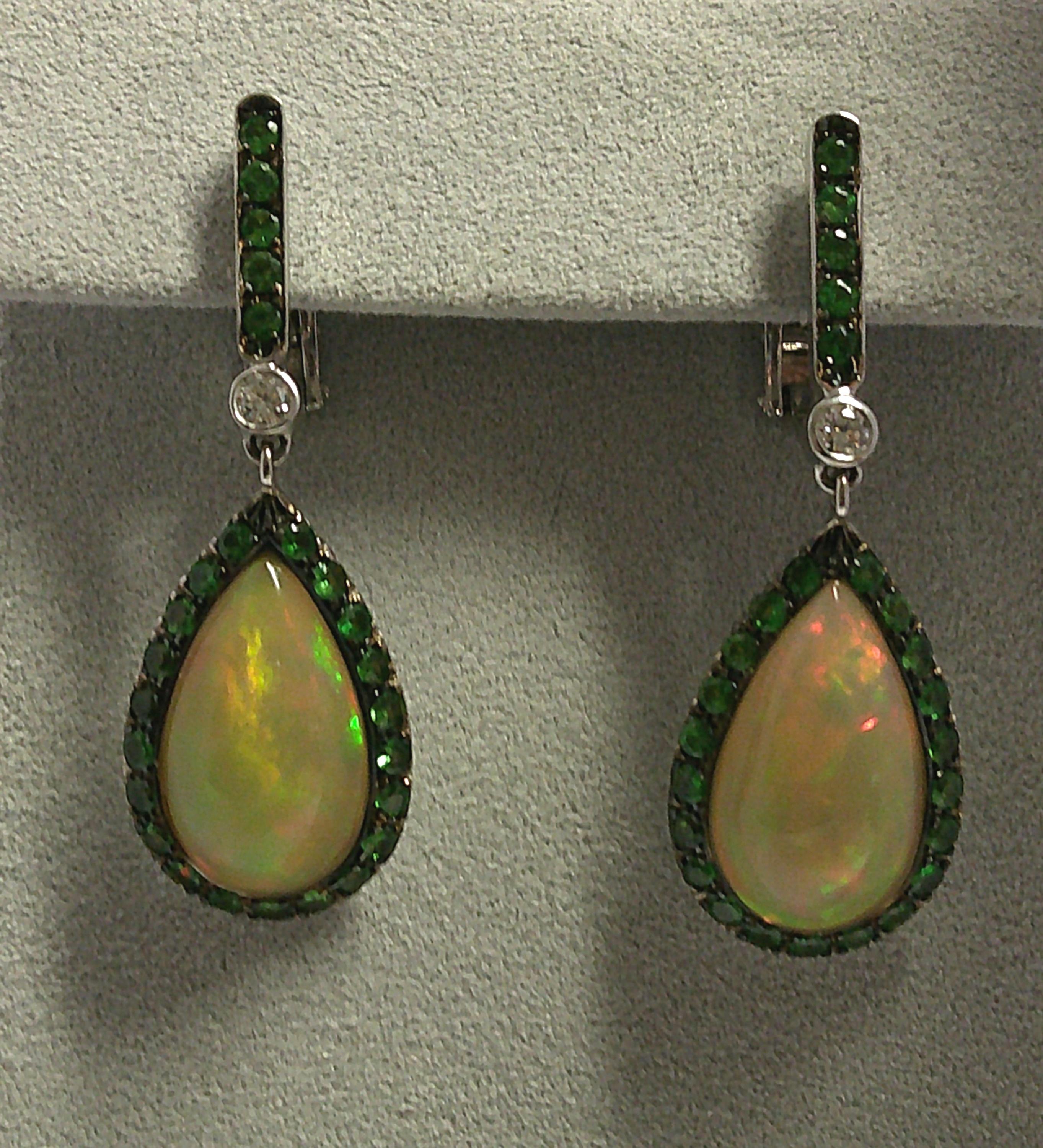 18 kt WG  Diamond, Opal , Tsavorite   Earrings 



2 Diamonds 0.08/Carat,
2 Opal 11.76 Carat
54 Tsavorite 2.16 Carat



Founded in 1974, Gianni Lazzaro is a family-owned jewelery company based out of Düsseldorf, Germany.
Although rooted in Germany,