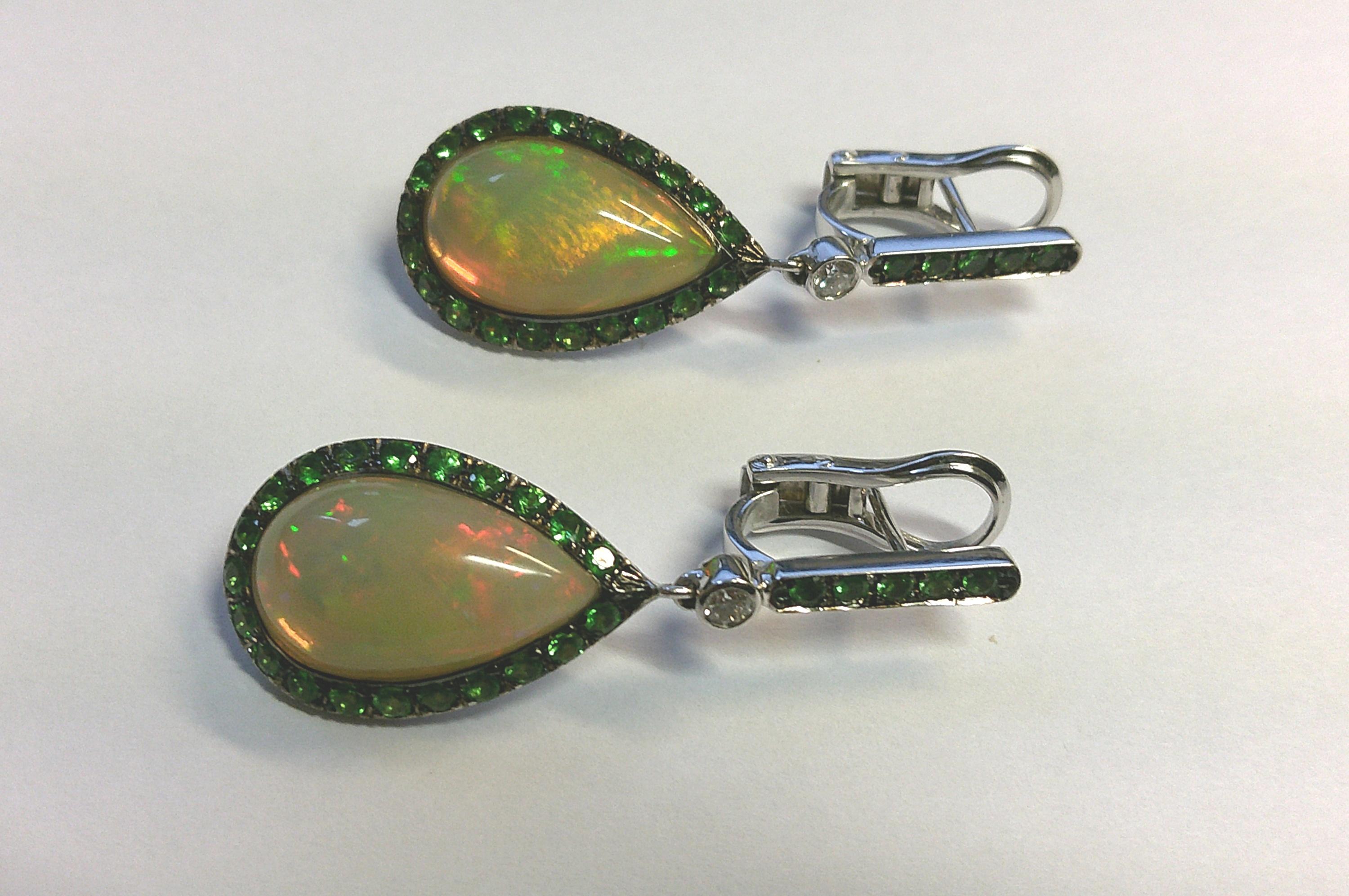18 Karat White Gold Diamond , Opal and Tsavorite  Dangle Earrings In New Condition For Sale In Duesseldorf, DE