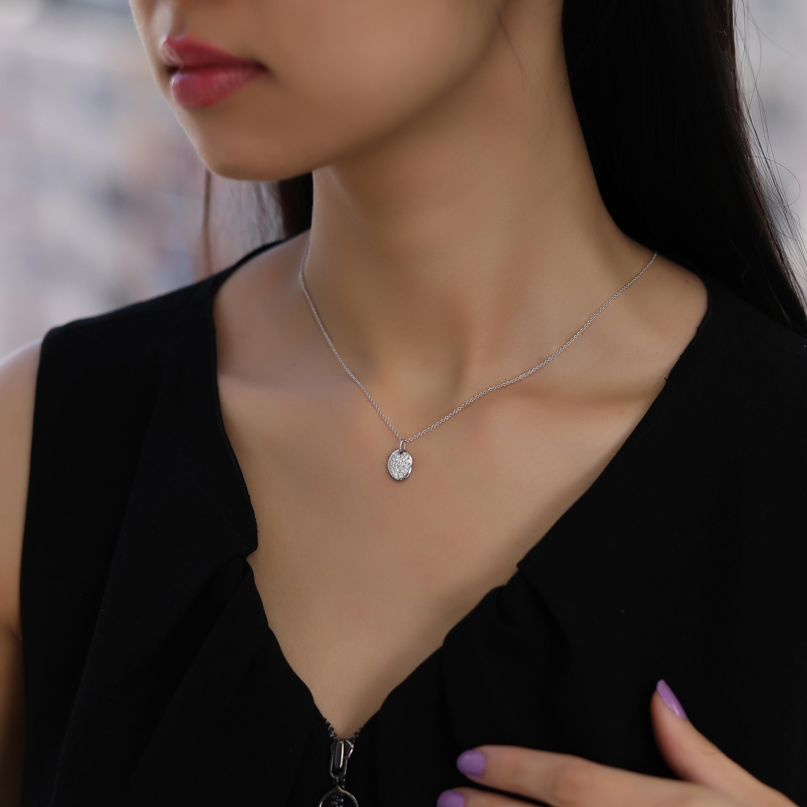 Collana con ciondolo rotondo con pave di diamanti in oro bianco 18 carati In condizioni Nuovo in vendita a Los Angeles, CA