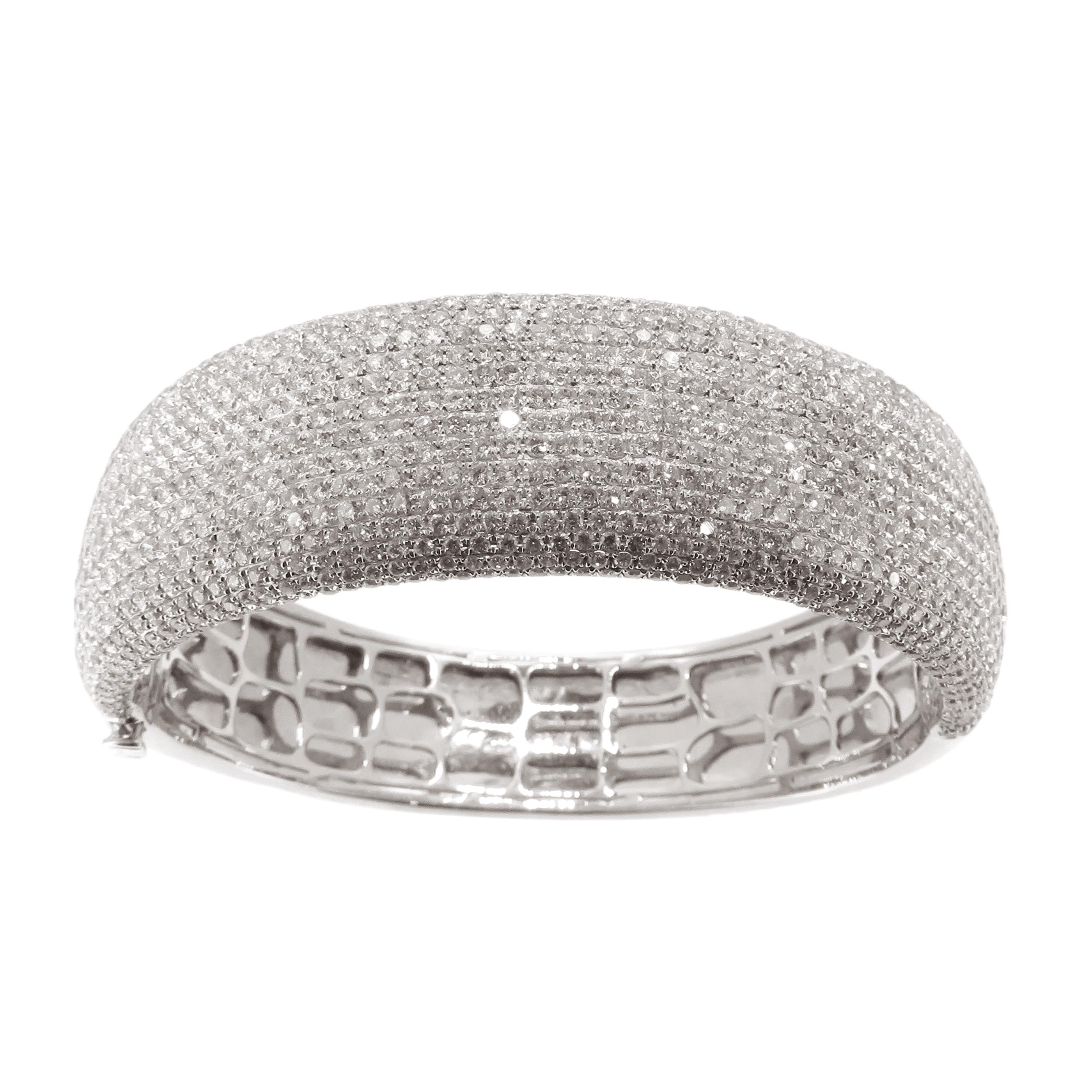 Round Cut 18 Karat White Gold Diamond Pave Classic Band Bangle Bracelet