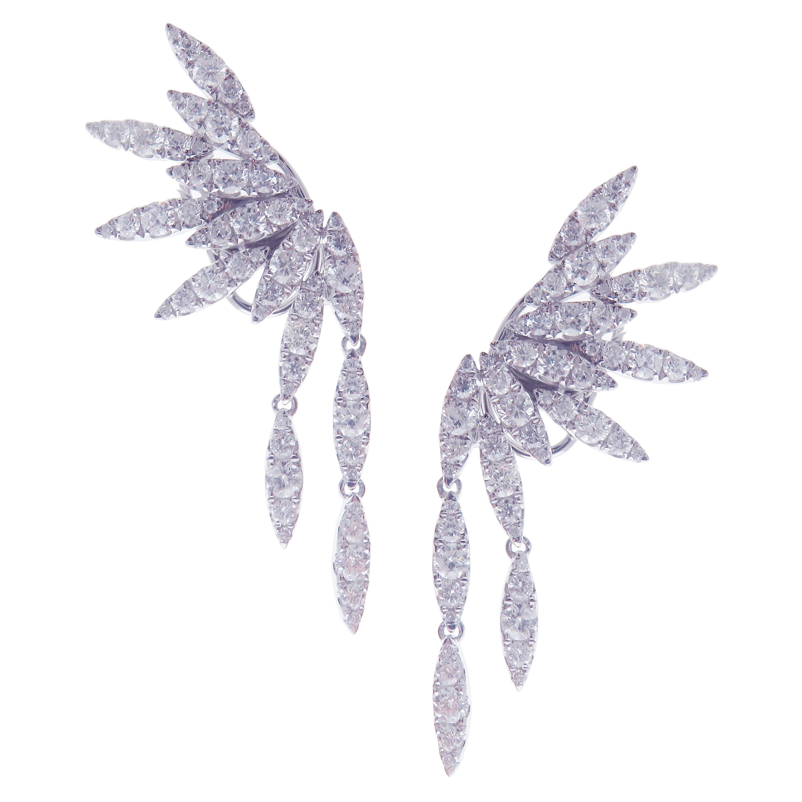 These trendy pave diamond wing crawler earrings with white diamonds are crafted in 18-karat white gold, featuring 130 round white diamonds totaling of 2.66 carats.
18-karat yellow gold are also available upon request.
Approximately 1.75''