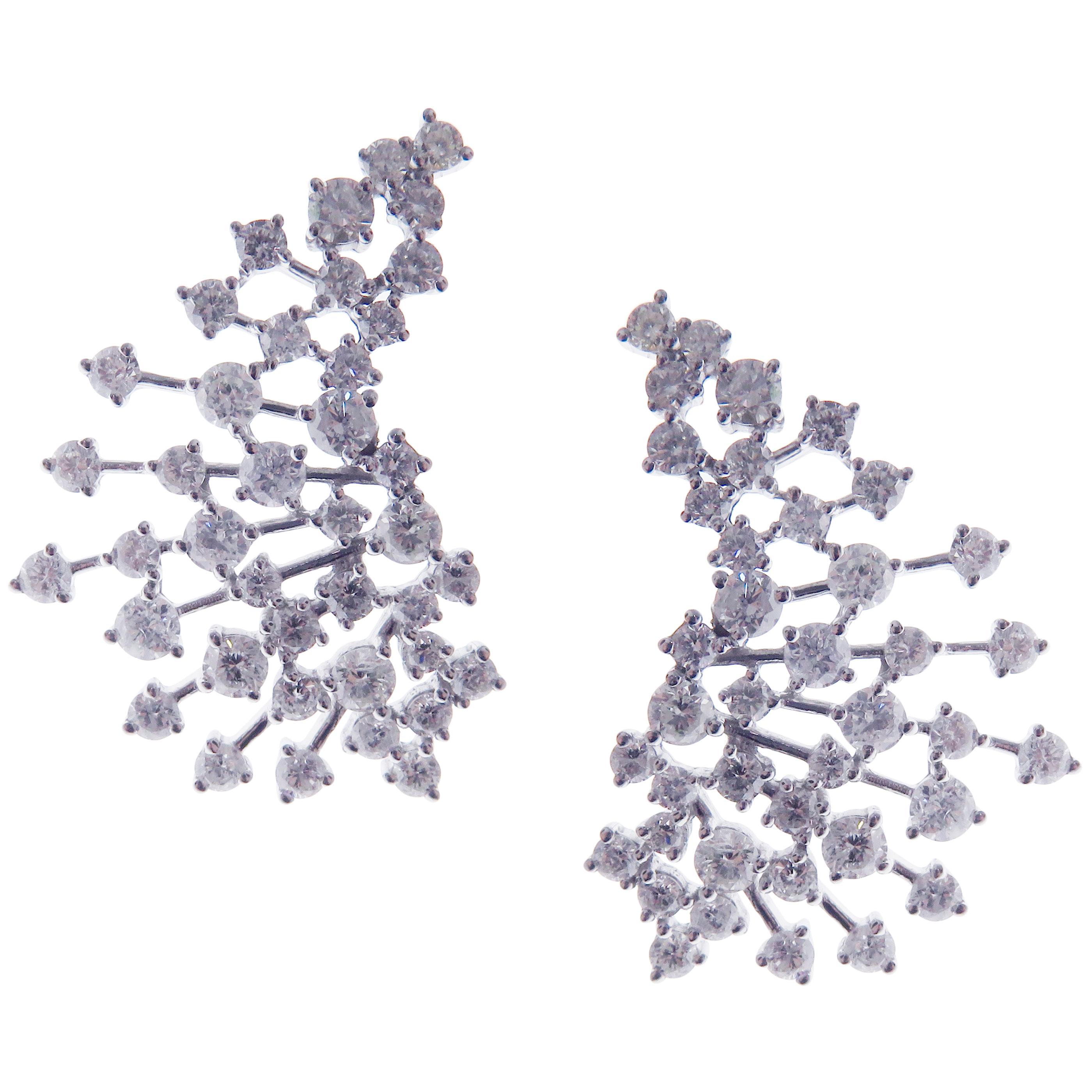 These trendy diamond wing crawler earrings with white diamonds are crafted in 18-karat white gold, featuring80 round white diamonds totaling of 3.26 carats.
18-karat yellow gold are also available upon request.
Approximately 1.05'' inches.
These