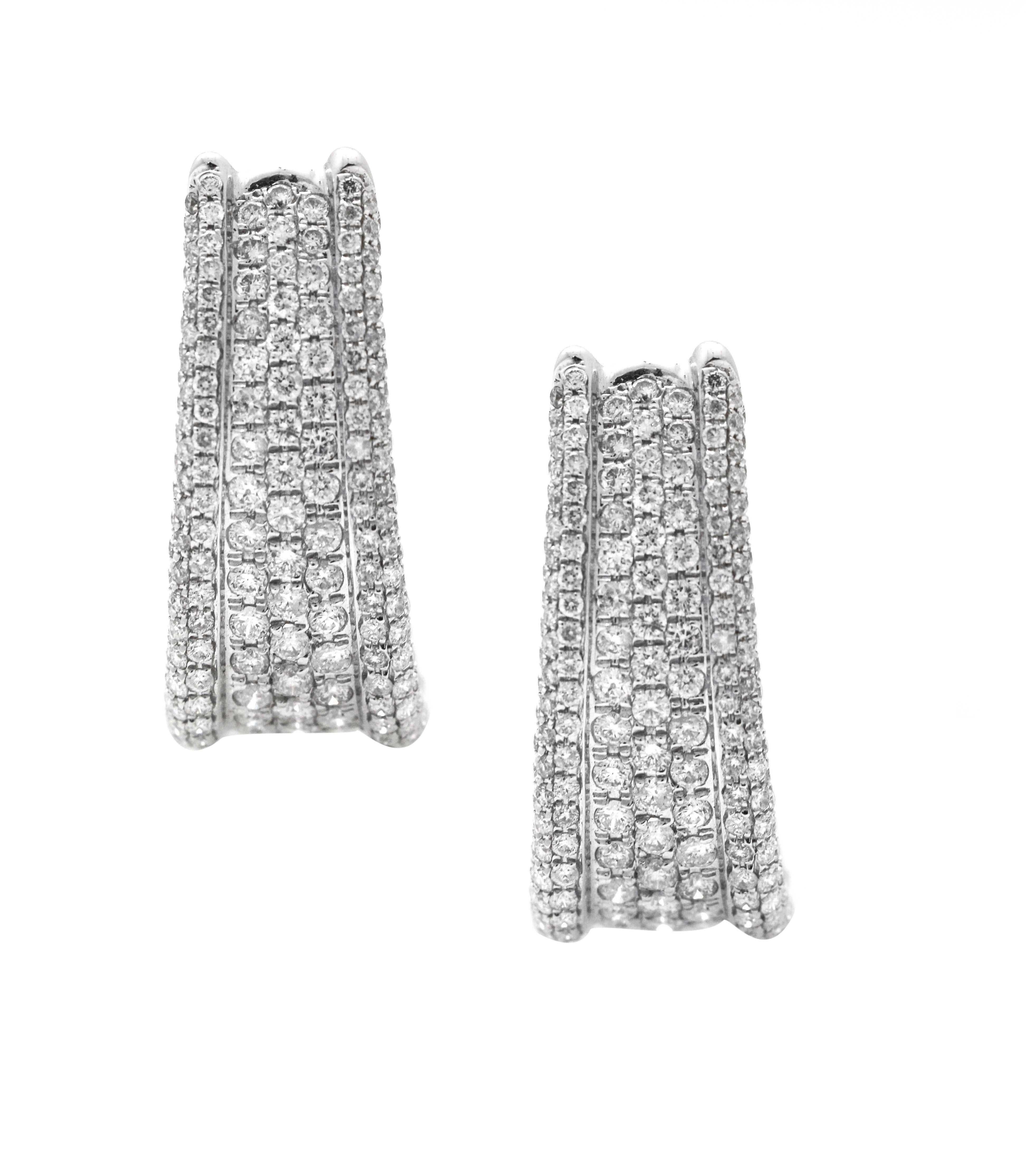 18 Karat White Gold Diamond Pave Hoop Earrings In New Condition For Sale In New York, NY