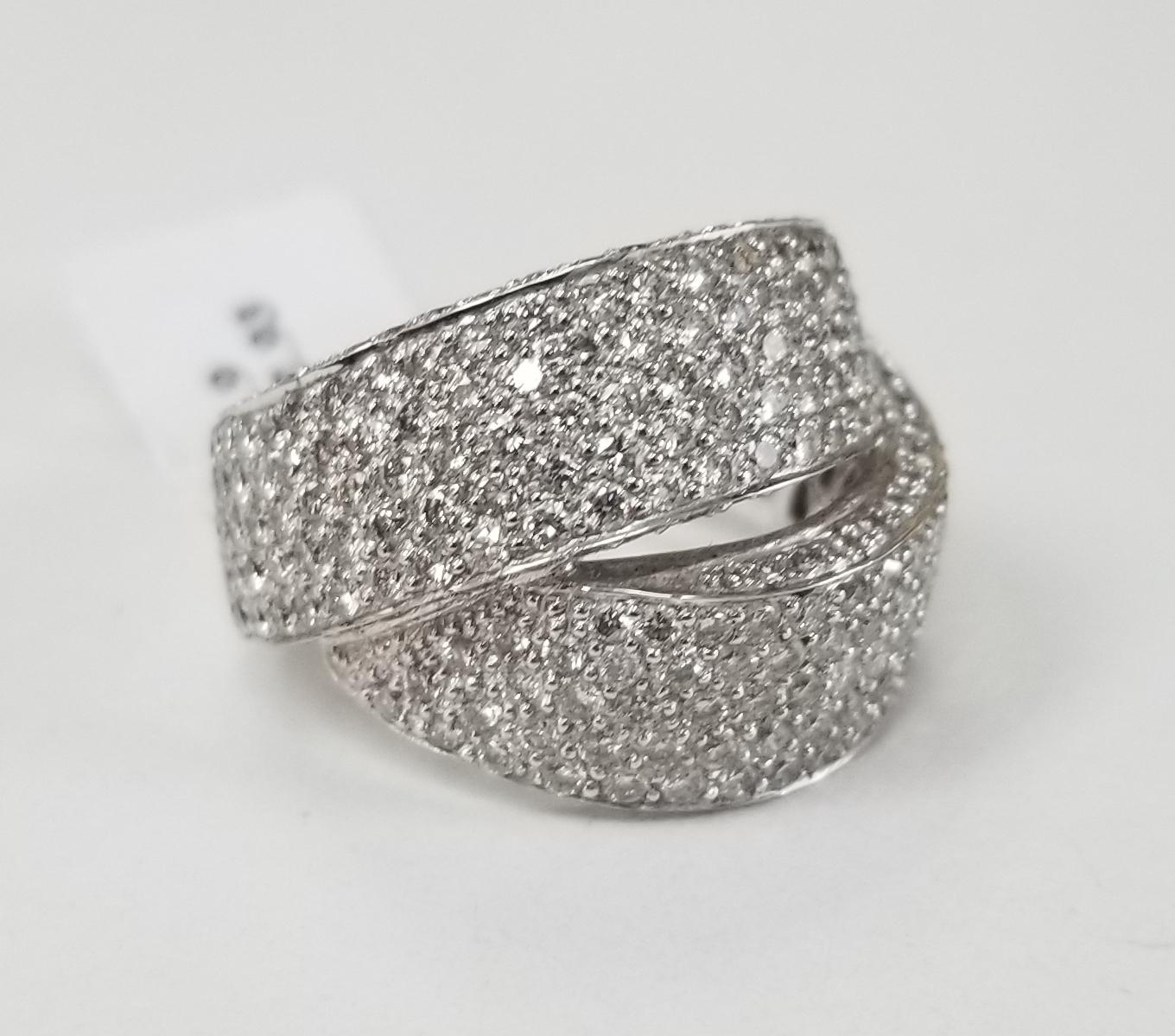 Ring aus 18 Karat Weißgold mit 261 runden Vollschliff-Diamanten von sehr guter Qualität mit einem Gewicht von 2,93 ct. Die Ringgröße beträgt 6,5 und ist 17 mm breit. 
