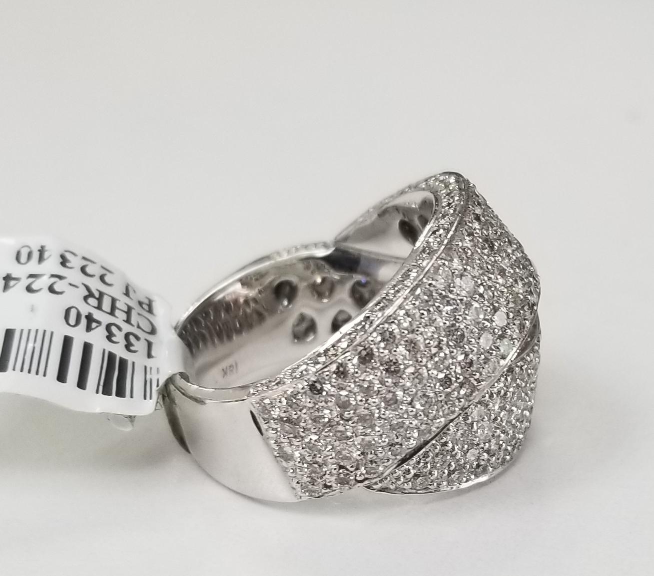 Contemporary 18 Karat White Gold Diamond Pave' Ring