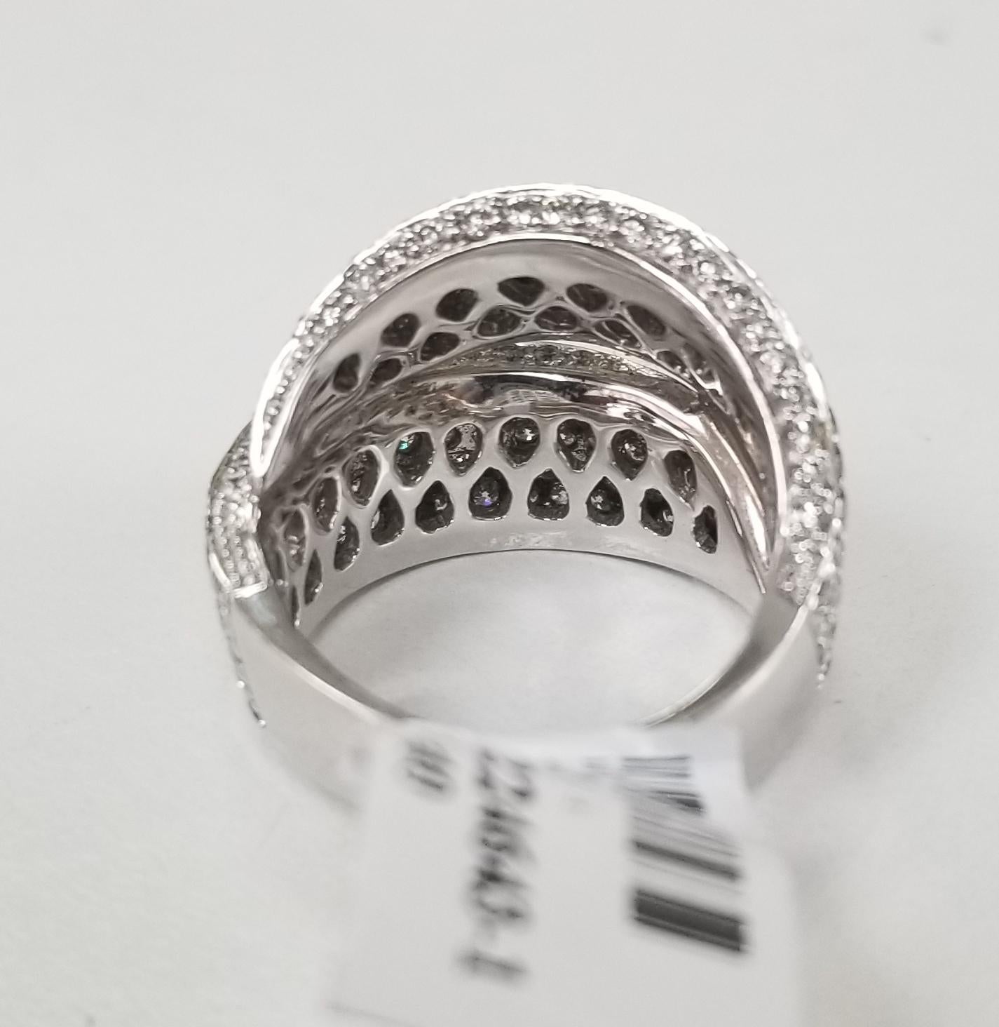 Round Cut 18 Karat White Gold Diamond Pave' Ring For Sale