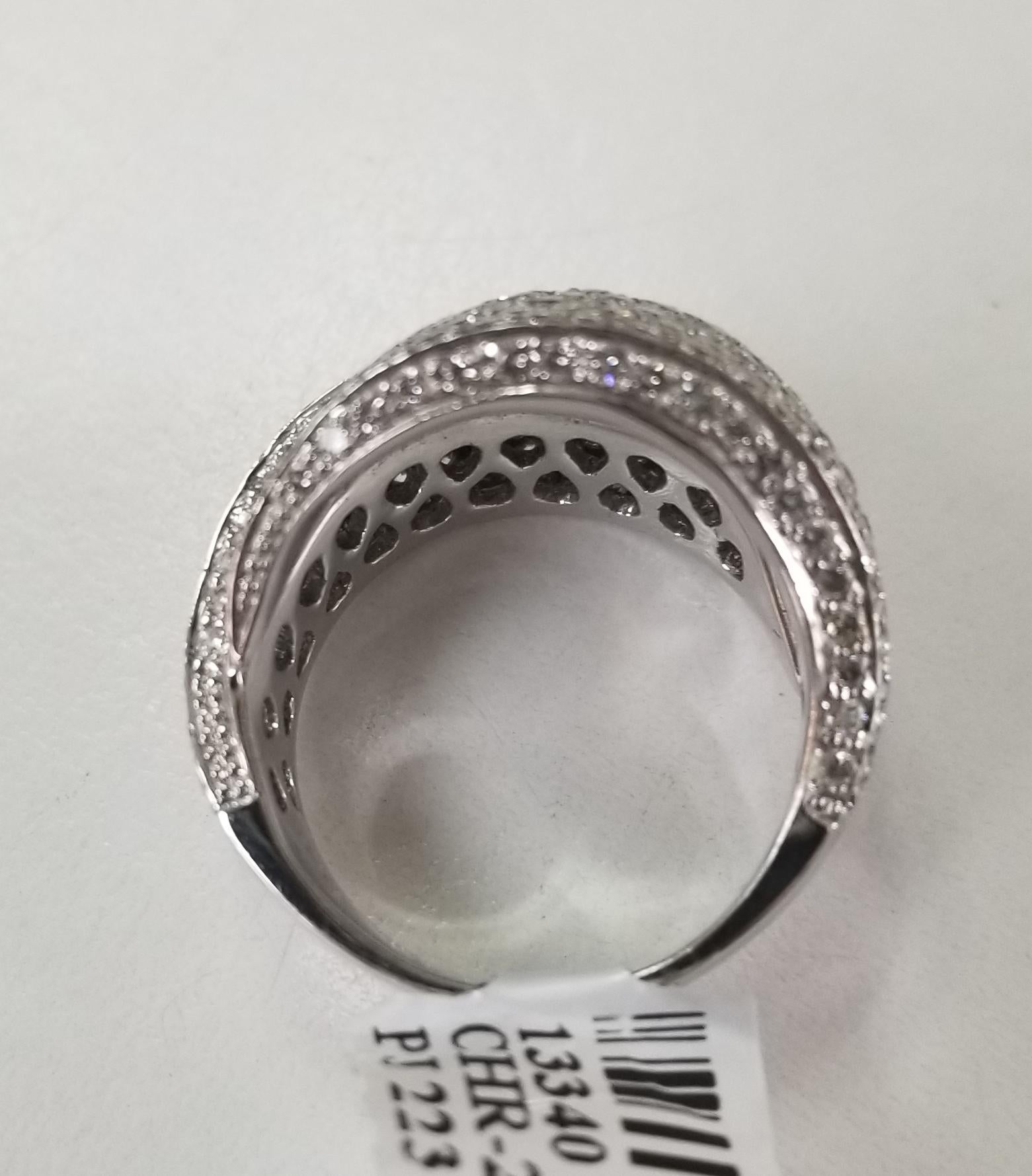 18 Karat White Gold Diamond Pave' Ring In New Condition In Los Angeles, CA