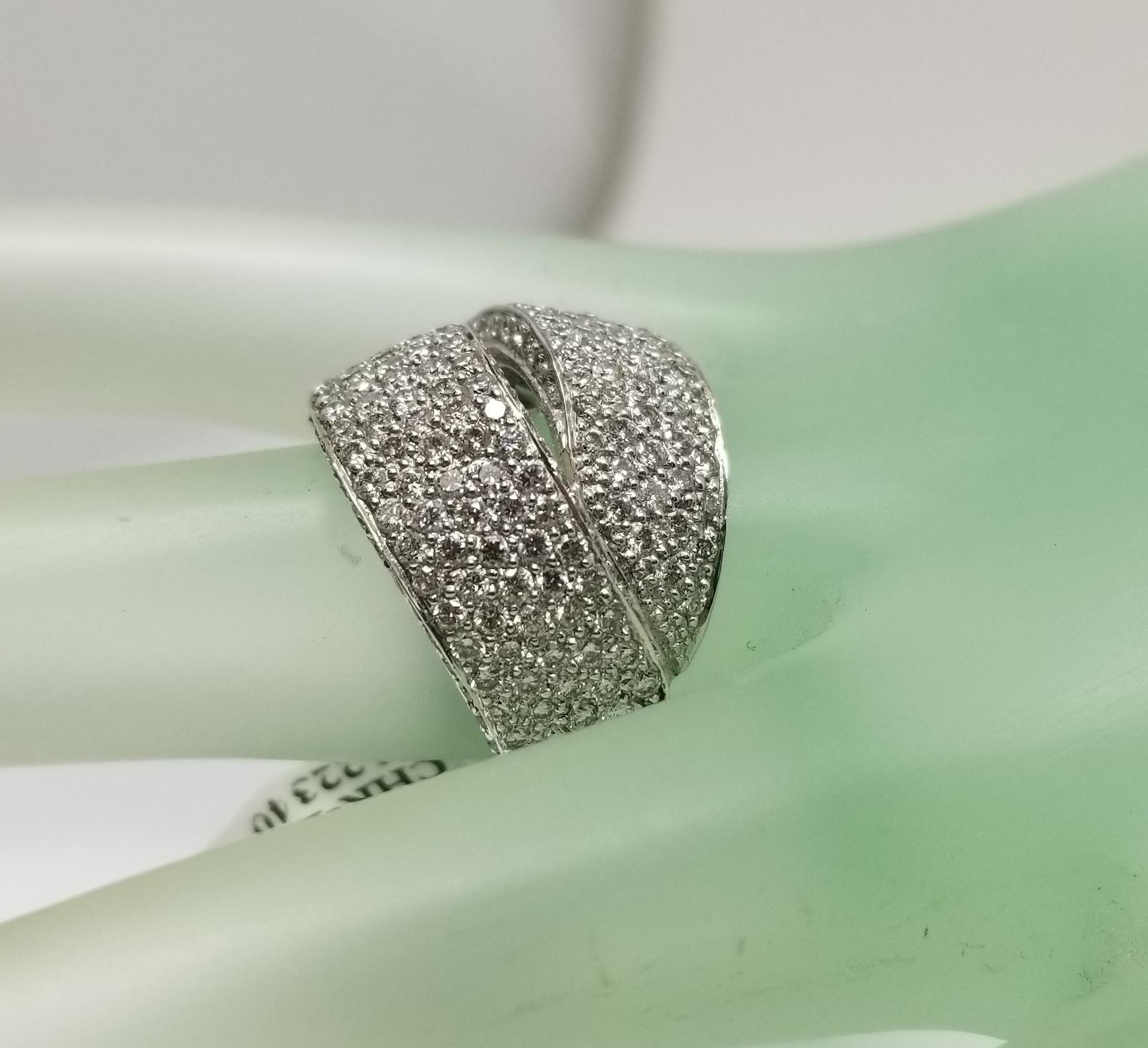 18 Karat Weißgold Diamant-Pavé-Ring mit Pavé-Diamant im Angebot 2