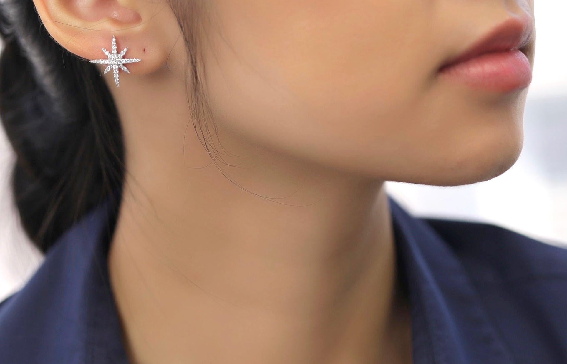 18 Karat White Gold Diamond Pave Starburst Stud Earring In New Condition In Los Angeles, CA