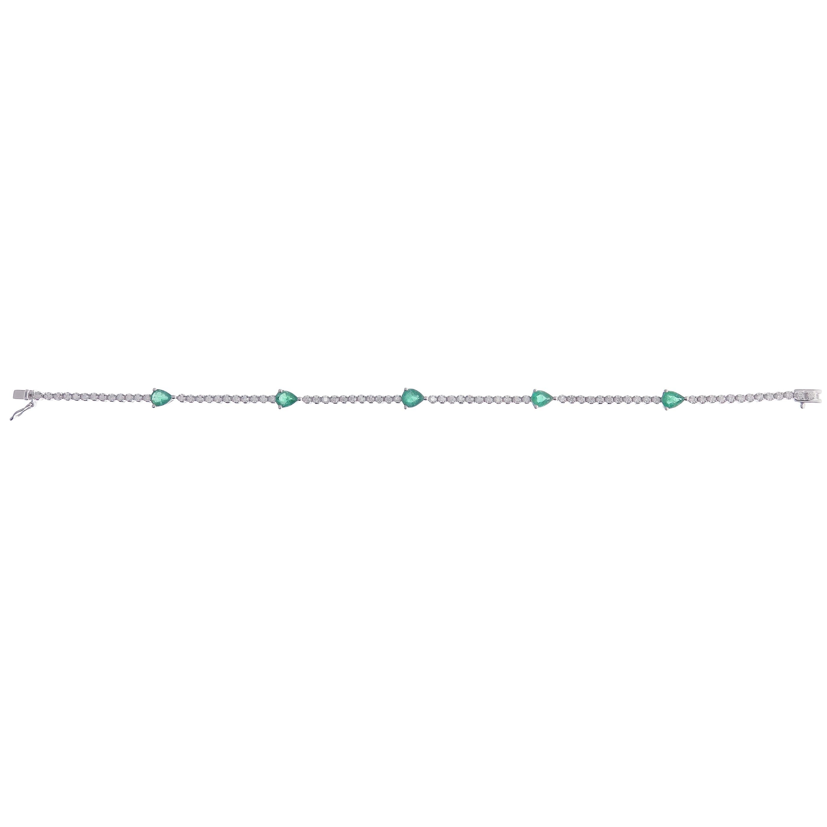 18 Karat Weißgold Diamant-Tennisarmband mit Smaragd in Birnenform und Smaragdleiste im Zustand „Neu“ im Angebot in Los Angeles, CA