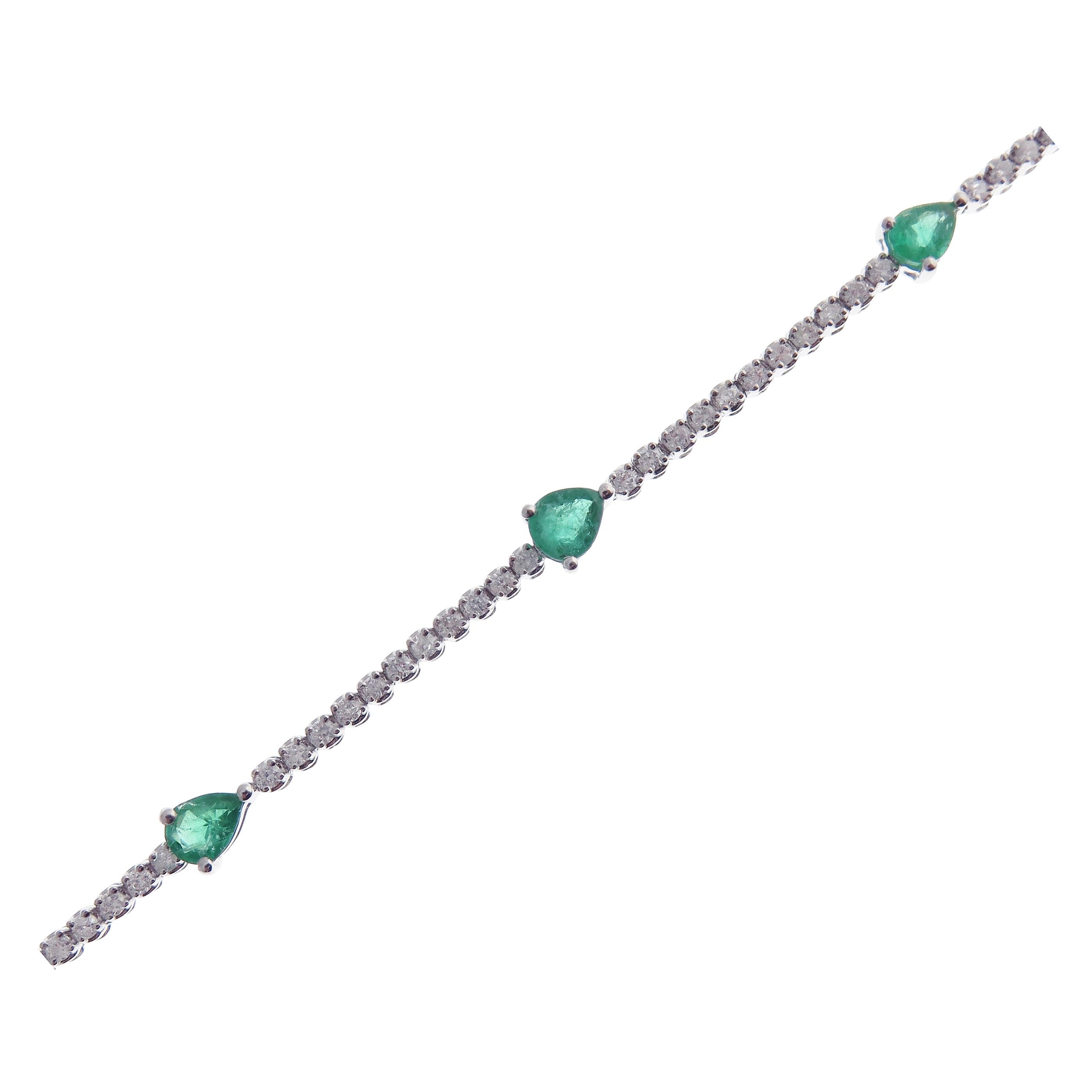 18 Karat Weißgold Diamant-Tennisarmband mit Smaragd in Birnenform und Smaragdleiste für Damen oder Herren im Angebot