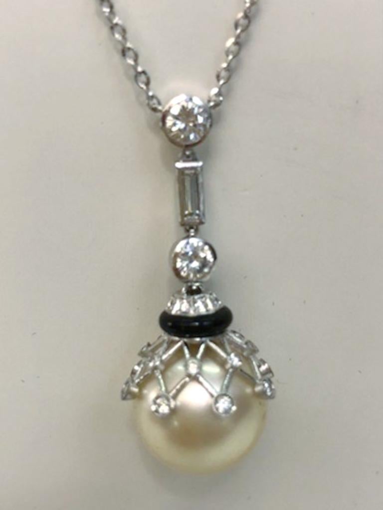 18 Karat White Gold Diamond Pearl and Onyx Pendant In Good Condition For Sale In Palm Springs, CA