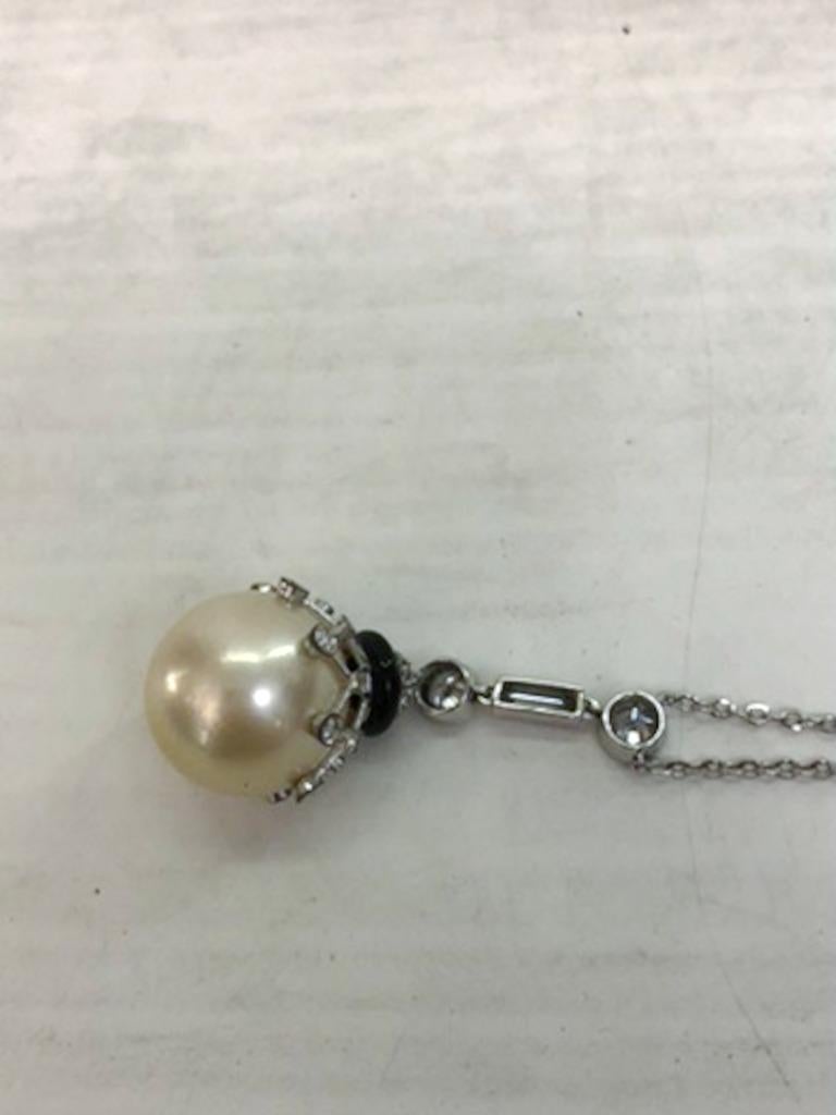 18 Karat White Gold Diamond Pearl and Onyx Pendant For Sale 1