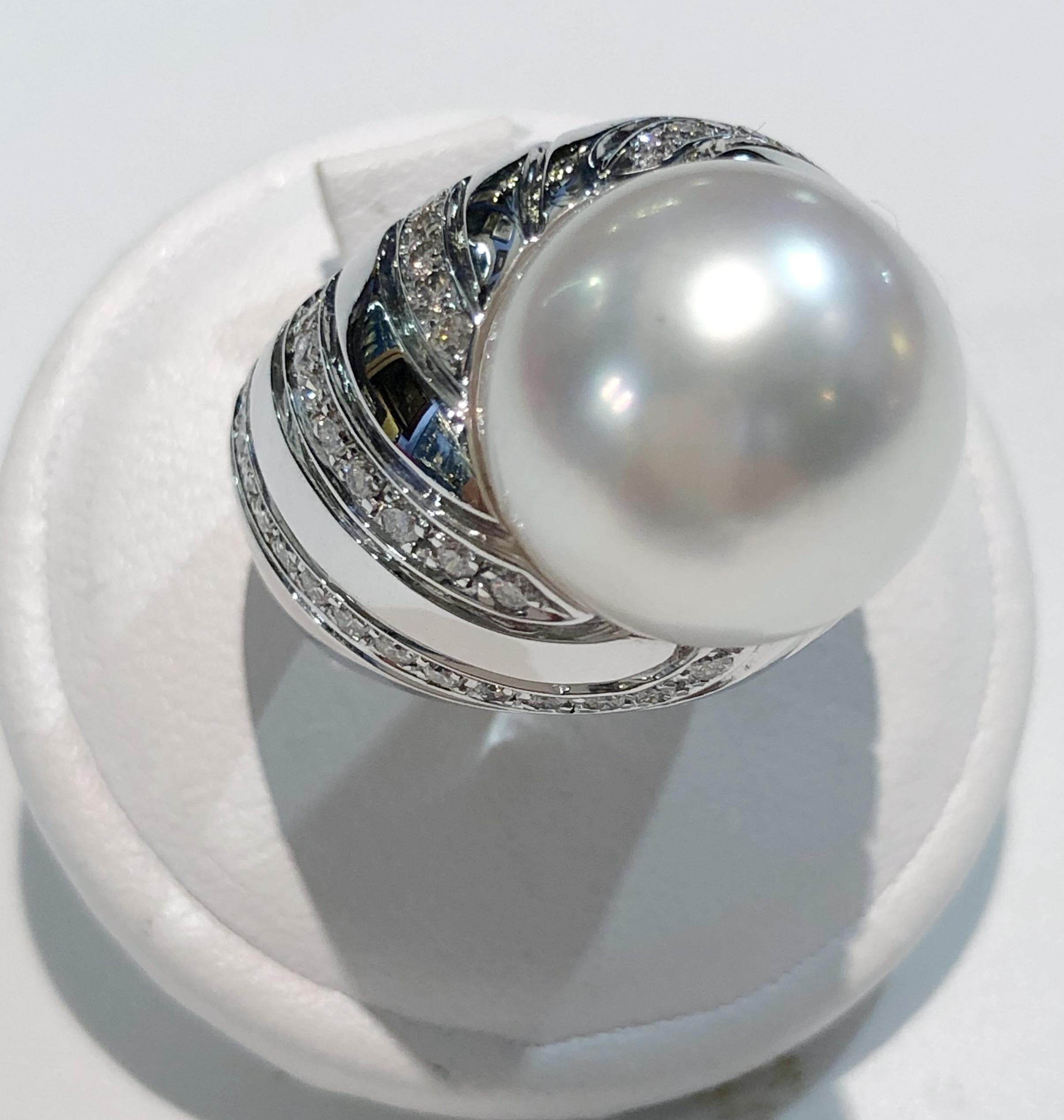 Vintage ring with 18 karat white gold band, one large Australia pearl of 13 mm and brilliant diamonds for a total of 0.6 karats, Italy 1950s
Ring size US 7