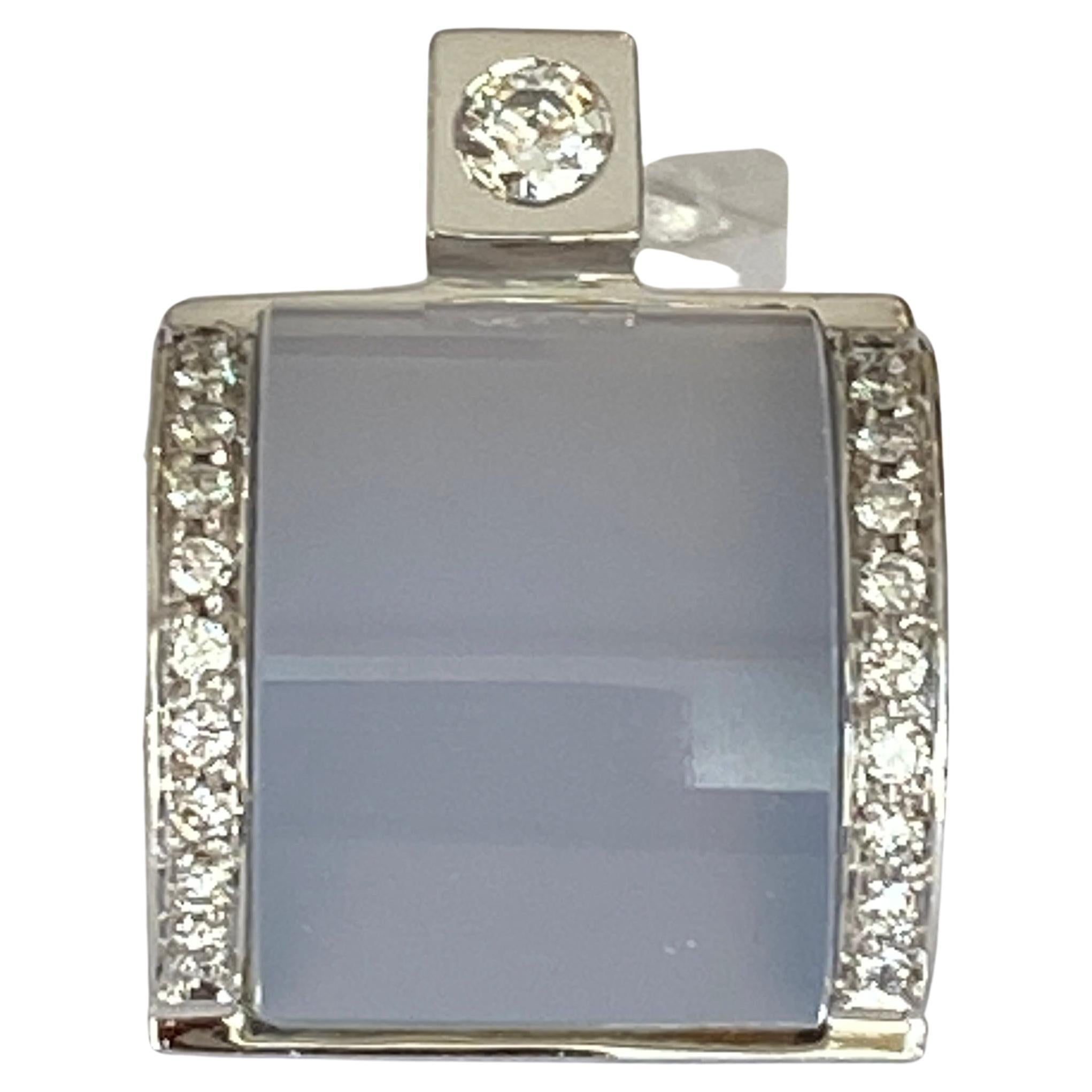 Offered ingood condition, a beautiful 18 KT  white  gold pendant set with 23 brilliant cut diamonds of approx. 0.33 ct in total, one of which is approx. 0.15 ct G-H/VS/SI and chalcedeon.
Hallmarks: 750 Dutch hallmark,
Import hallmark J. Boukamp,