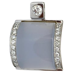 Colgante de oro blanco de 18 quilates con diamantes y calcedonia