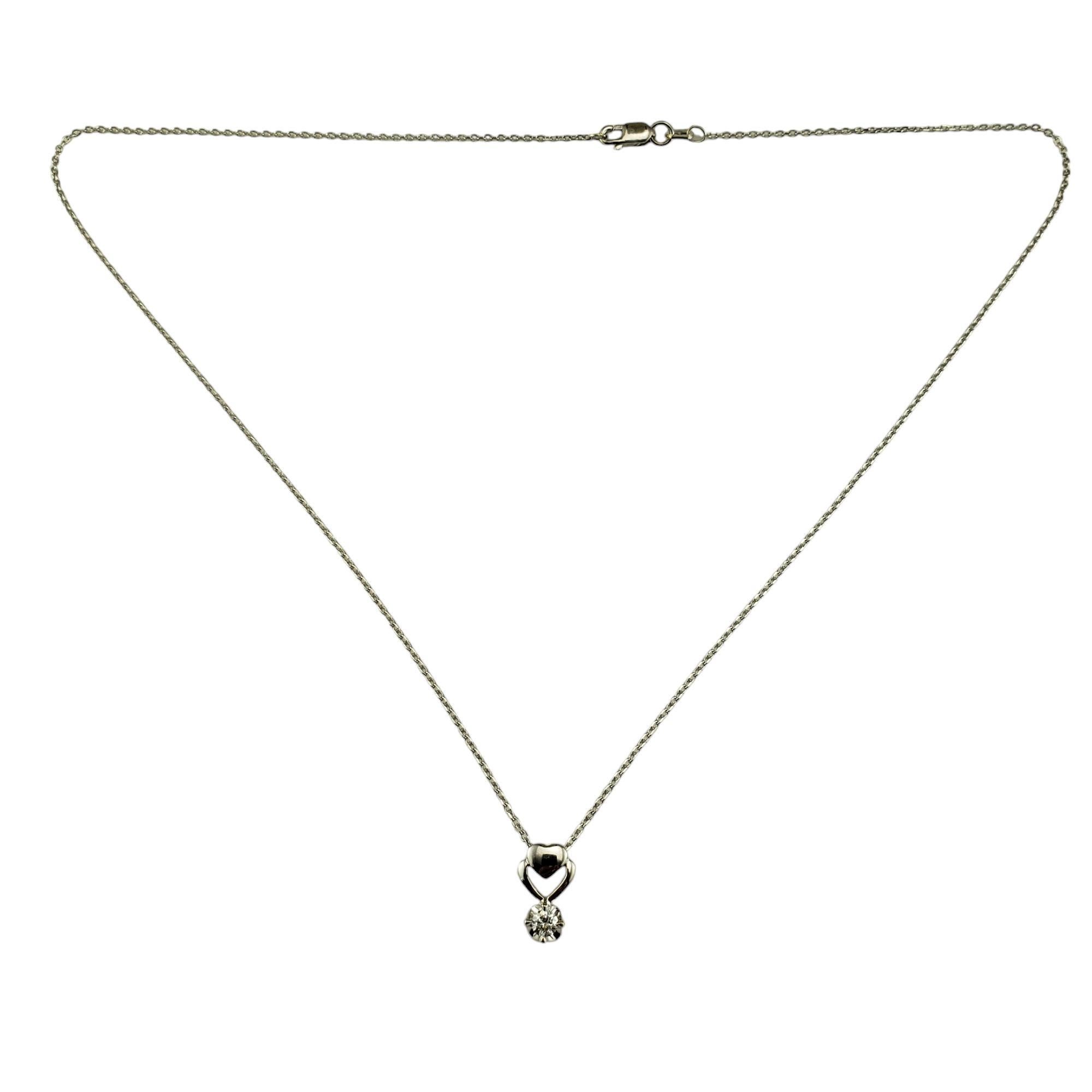 Collier pendentif en or blanc 18 carats avec diamants-

Ce collier pendentif en forme de cœur étincelant est orné d'un diamant rond de taille brillant serti dans de l'or blanc 18 carats.

Poids approximatif des diamants : 0,08 ct. à 0,10 ct.

Clarté