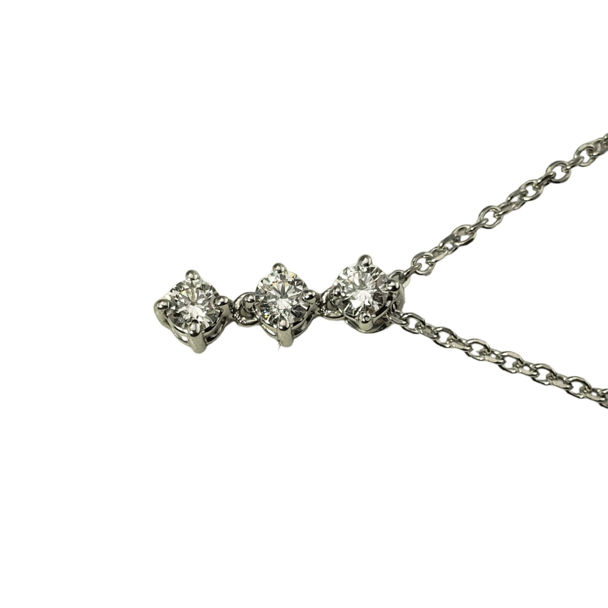 18 Karat White Gold Diamond Pendant Necklace In Good Condition In Washington Depot, CT