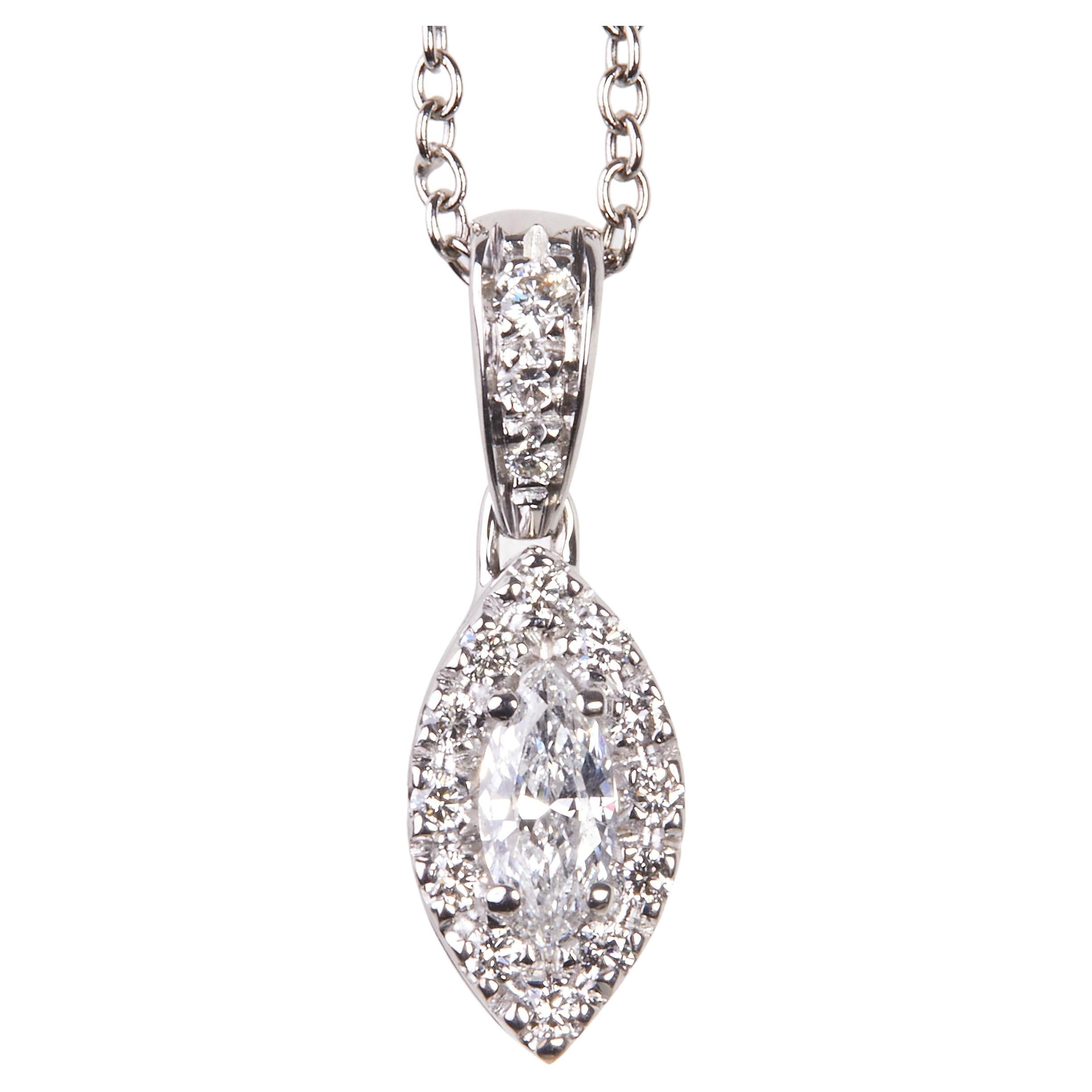 18 Karat White Gold Diamond Pendant with Necklace For Sale at 1stDibs