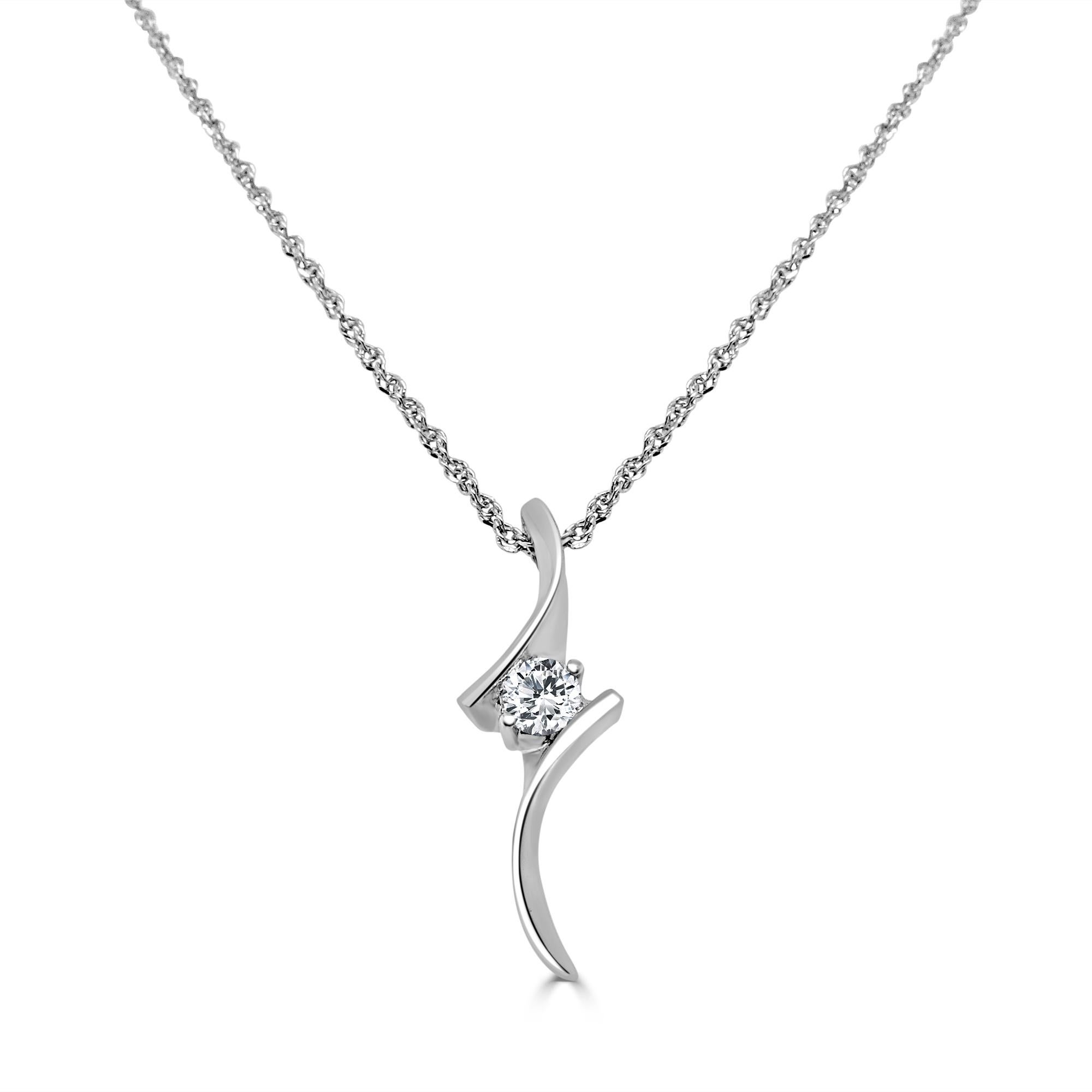 Oro bianco 18 carati 0,11 carati Collana con catena di diamanti per matrimonio Gioielli di pregio 

Il ciondolo delicato ed elegante è realizzato in oro bianco. Caratterizzato da diamanti a taglio rotondo, per un totale di 0.11 TCW. Sospeso da una