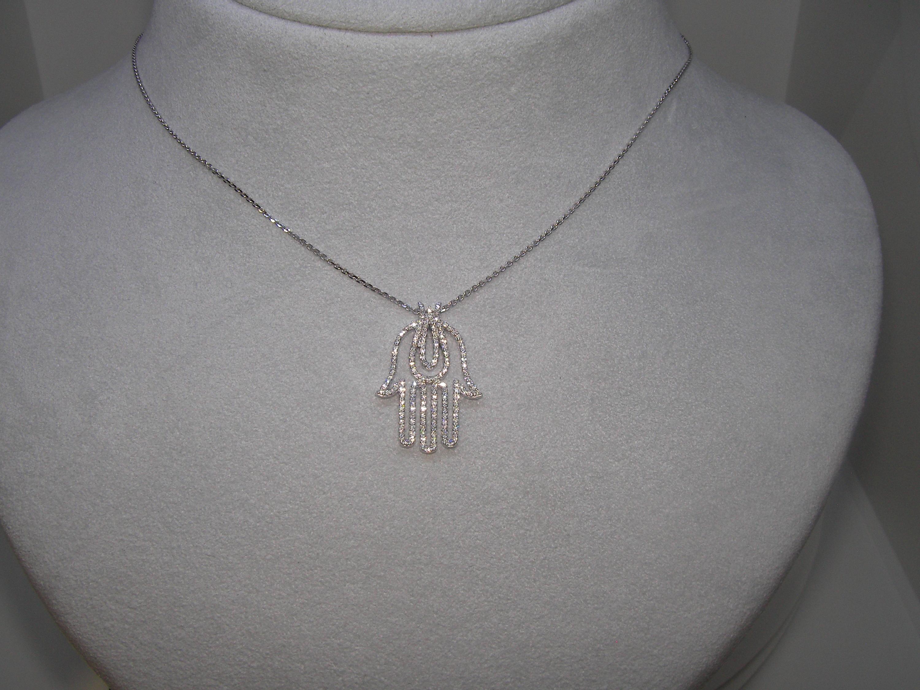 18 Karat White Gold Diamond Pendant with Chain In New Condition In Duesseldorf, DE