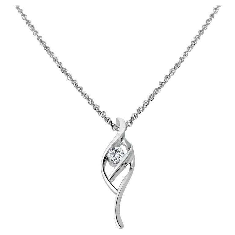 18 Karat White Gold Diamond Pendant with Chain For Sale at 1stDibs