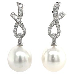 Pendientes de perlas del mar del sur con cinta de diamantes en oro blanco de 18 quilates .057 quilates