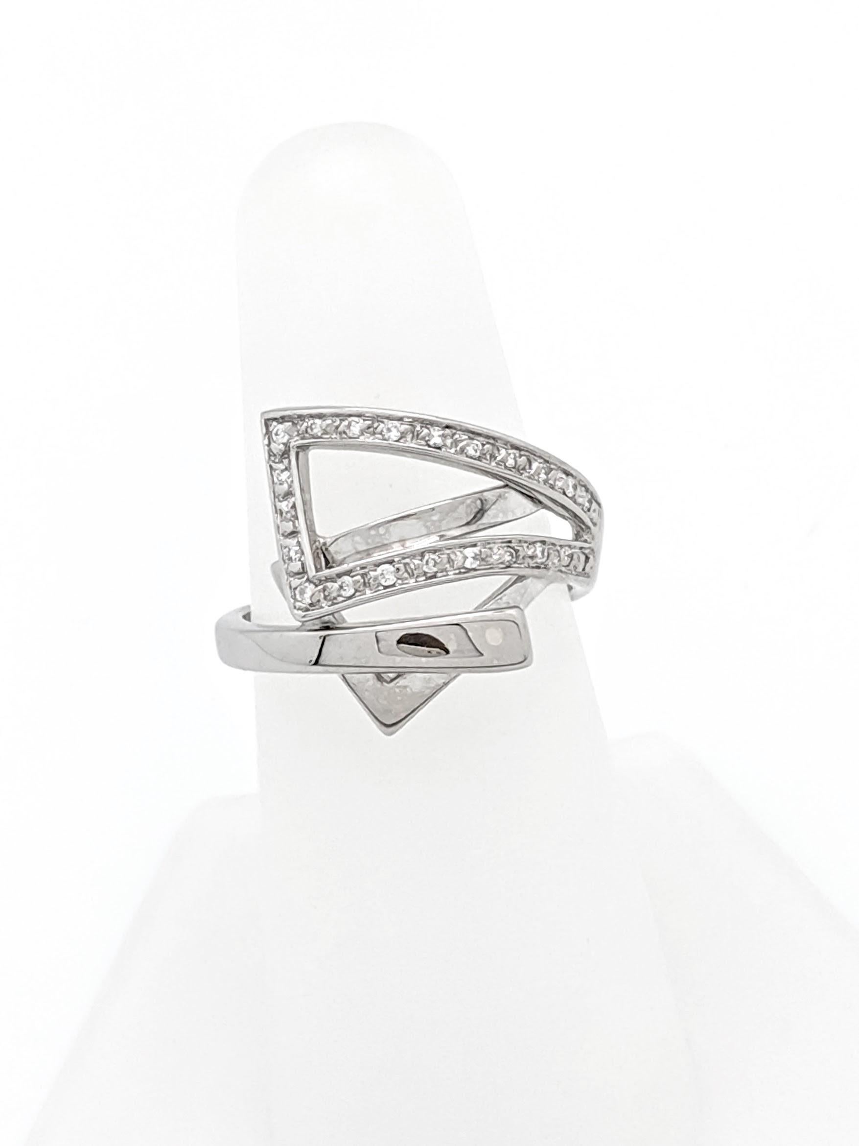Contemporary 18 Karat White Gold Diamond Right Hand Ring