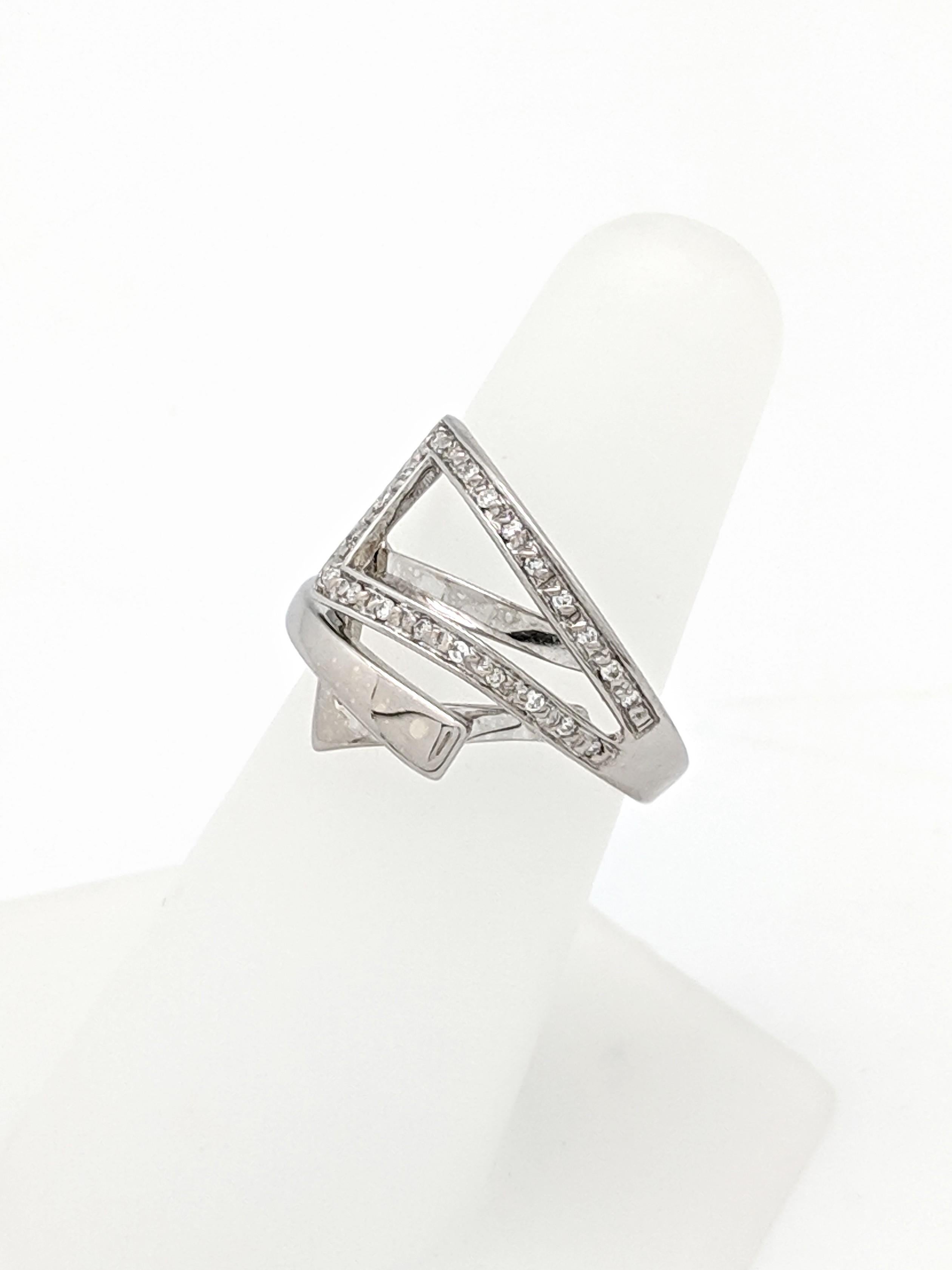 Women's or Men's 18 Karat White Gold Diamond Right Hand Ring