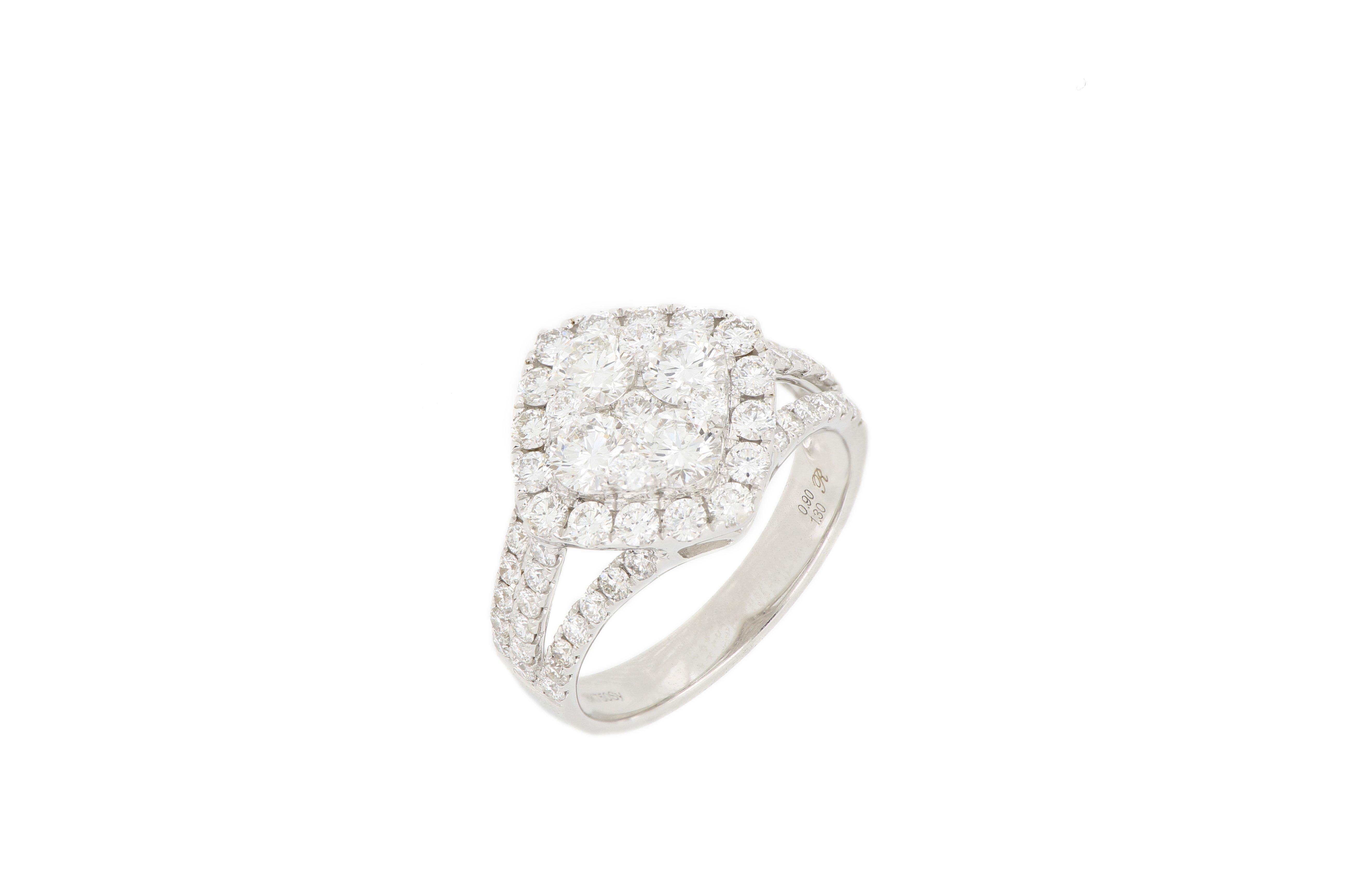 Bague en diamant, composée de diamants taille brillant pesant environ 2,2 carats, montés en or blanc 18 carats.
Une belle bague qui peut être portée en toute occasion.
La marque  est réputée pour ses collections de haute joaillerie aux designs