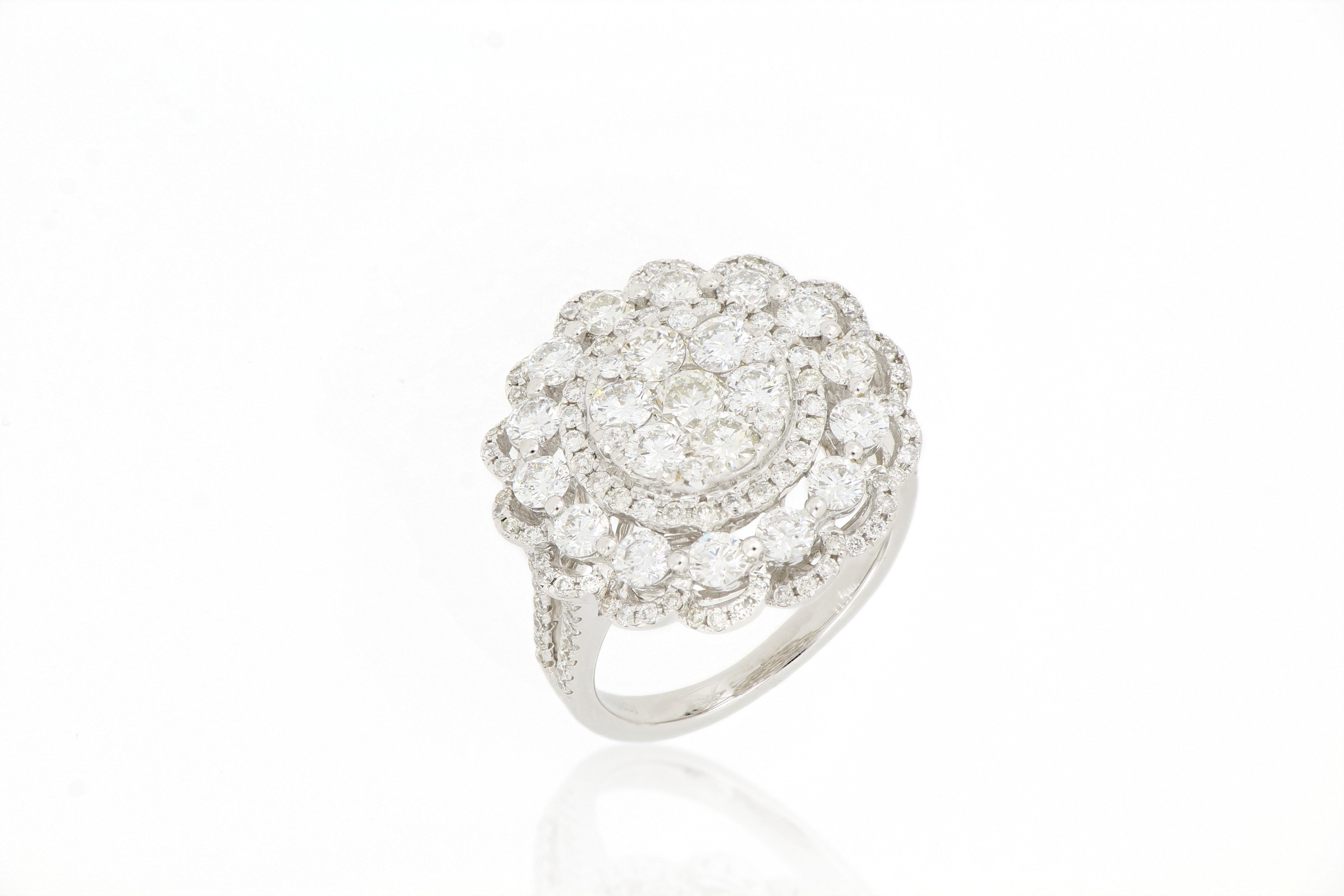 Diamantring mit floralem Muster, besetzt mit Diamanten im Brillantschliff mit einem Gewicht von  2.94 Karat, gefasst in 18 Karat Weißgold.
Ein schöner, luxuriöser Ring, der sich mit Abendkleidern verschiedener Stilrichtungen kombinieren lässt.
Das