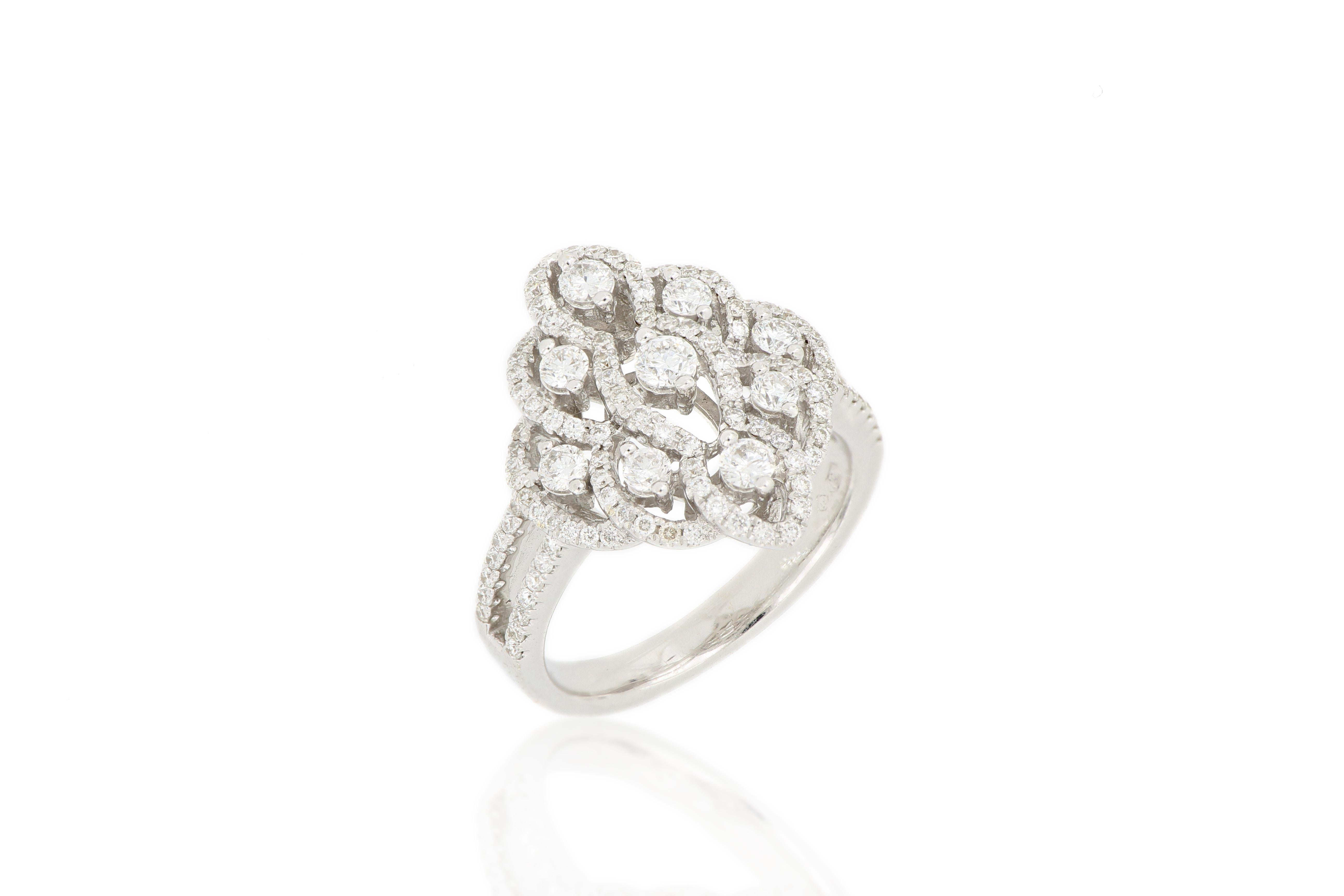 Bague en diamant de structure symétrique et ornée de diamants taille brillant pesant 1,05 carats au total, montée en or blanc 18 carats. Une belle bague qui peut être portée en toute occasion.
La marque  est réputée pour ses collections de haute