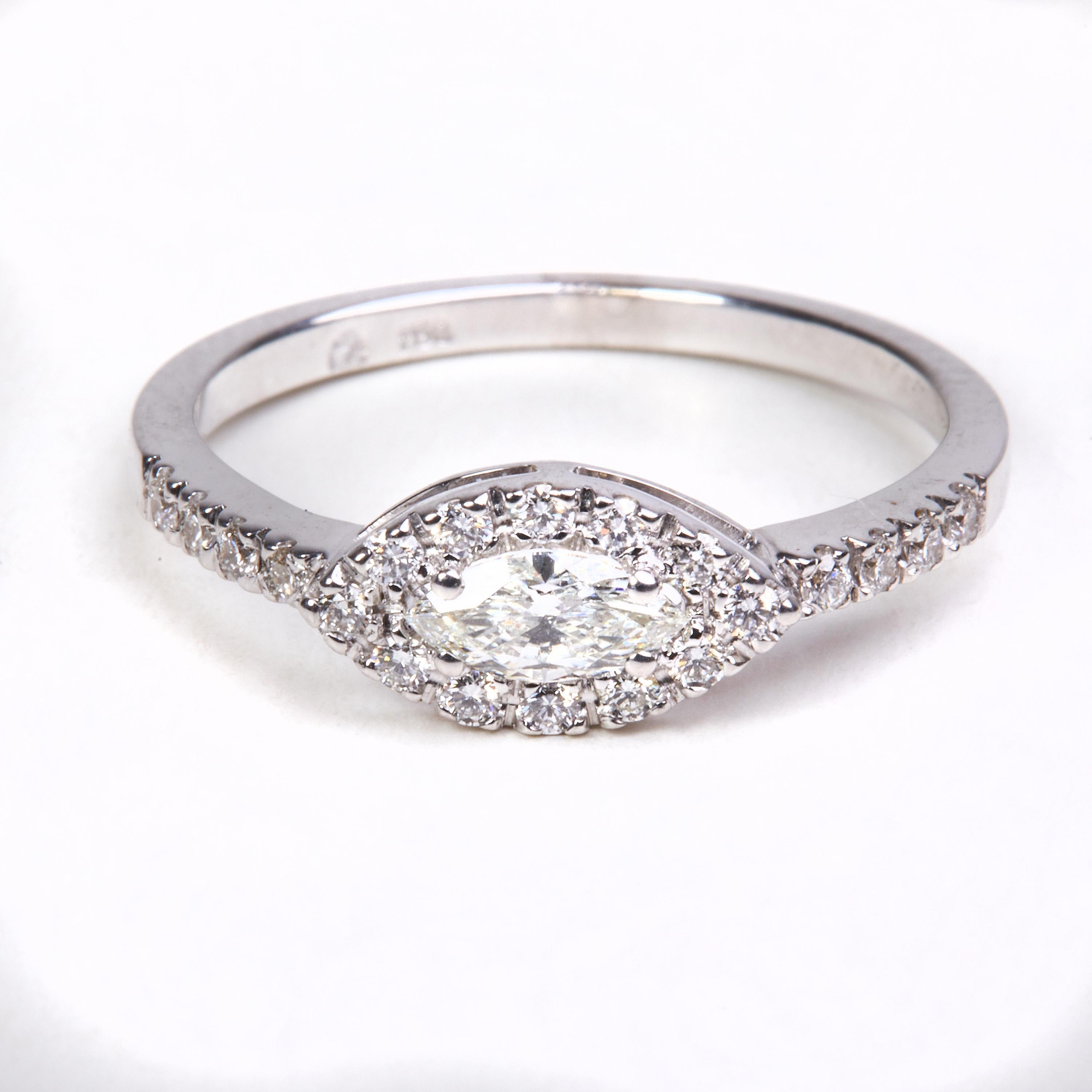 18 Karat White Gold Diamond  Ring

22 Diam. 0.20 carat
1 Diamant  Marquise 0.21 carat



Size EU 52 US 6.1


Founded in 1974, Gianni Lazzaro is a family-owned jewelery company based out of Düsseldorf, Germany.
Although rooted in Germany, Gianni