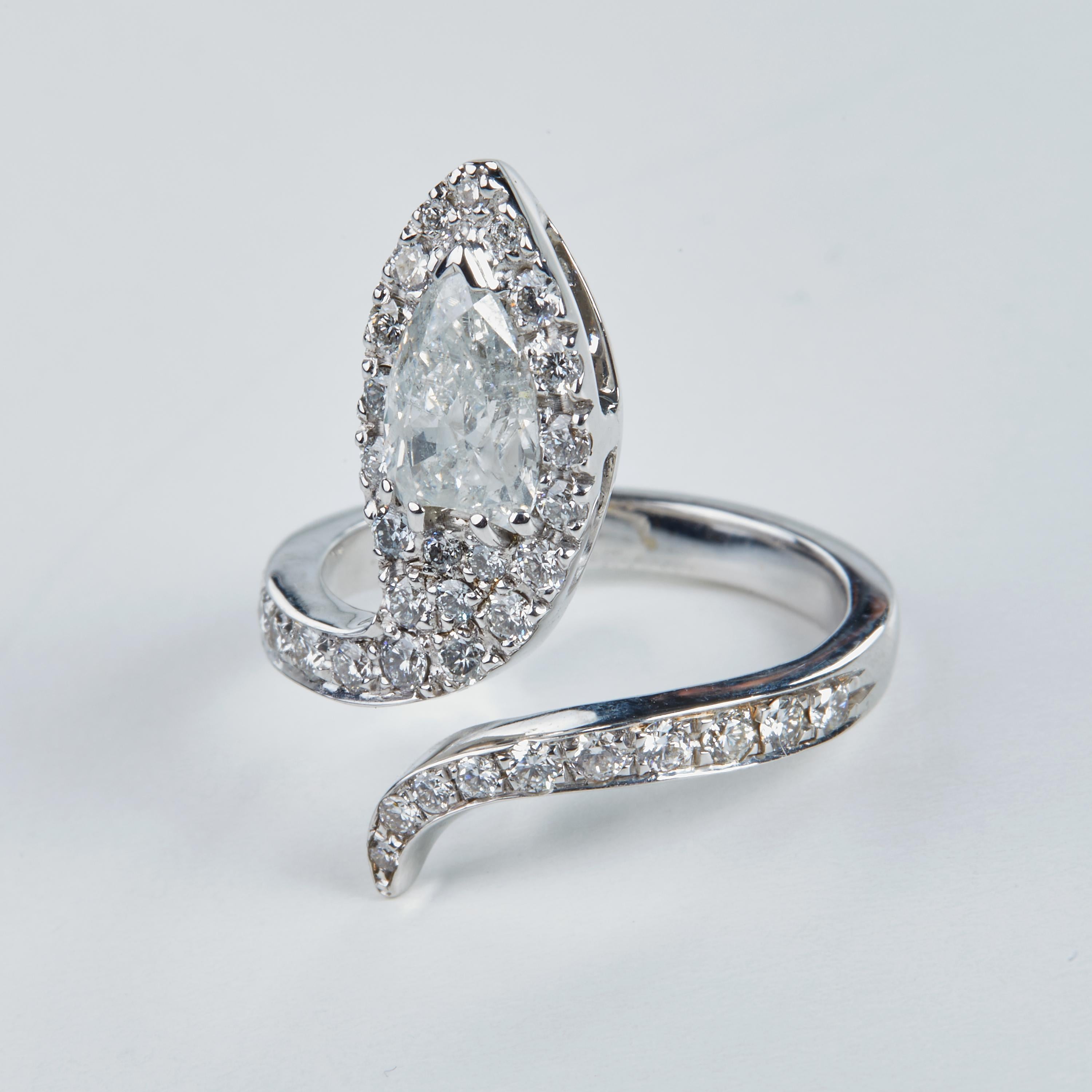 18 Karat White Gold Diamond  Ring

37 Diam. 0.75 carat
1 Diamant  Pear 1.09 H-SI carat



Size EU 52 US 6.1


Founded in 1974, Gianni Lazzaro is a family-owned jewelery company based out of Düsseldorf, Germany.
Although rooted in Germany, Gianni