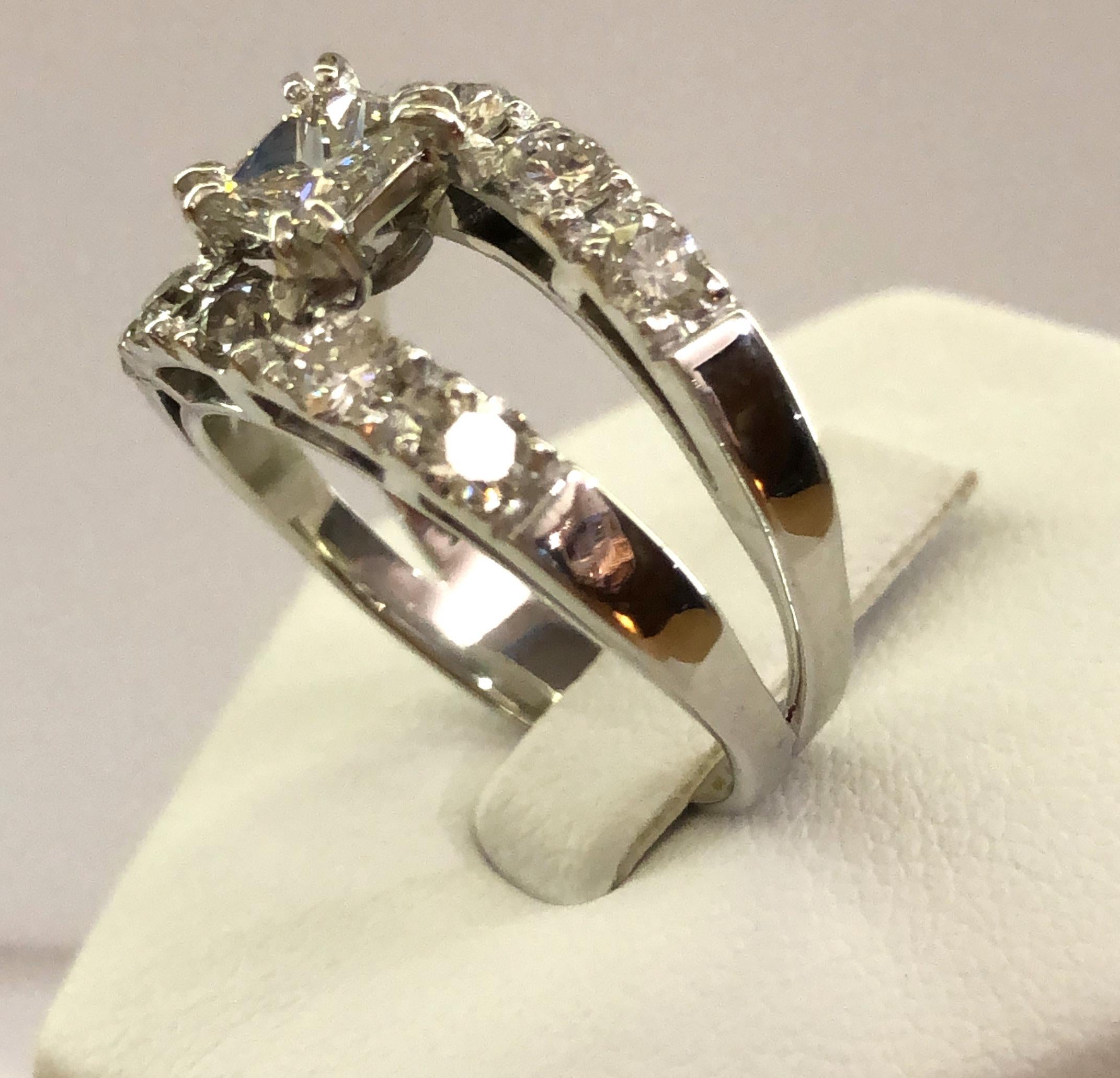 Vintage 18 karat white gold ring, with a central large brilliant diamond of 0.8 karats in princess cut, and double rows of additional diamonds for a total of 0.95 karats, Italy 1940-1950s
Ring size US 8