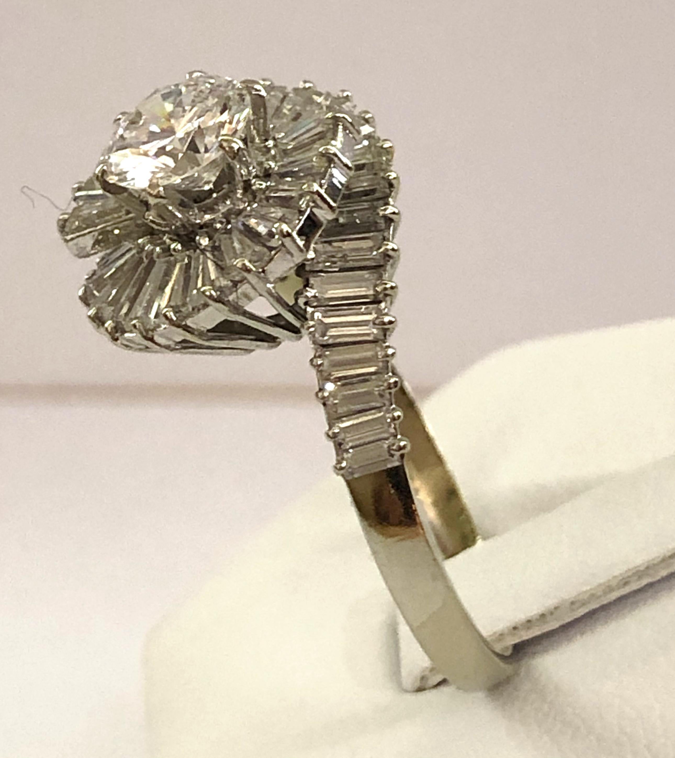 Anello vintage in oro bianco 18 carati, con un grande diamante brillante centrale di 1 carato, circondato da diamanti affusolati per un totale di 2,5 carati, Italia anni '50
Anello misura US 9