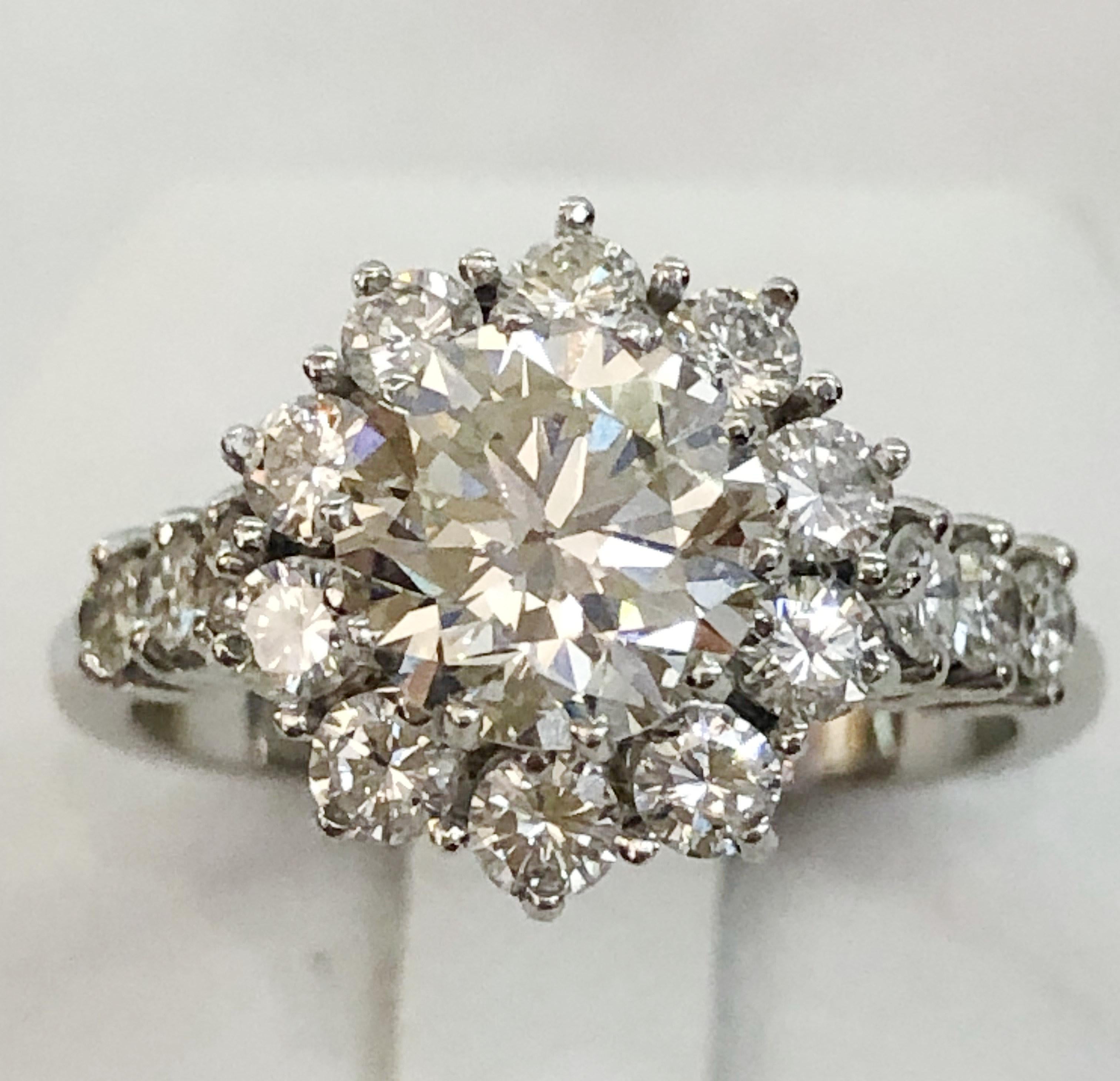 18 karat white gold daisy ring with 0.8 karats of brilliant diamonds on the stem and a large central diamond of 1.3 karats, Italy 1950-1960s
Ring size US 6.75