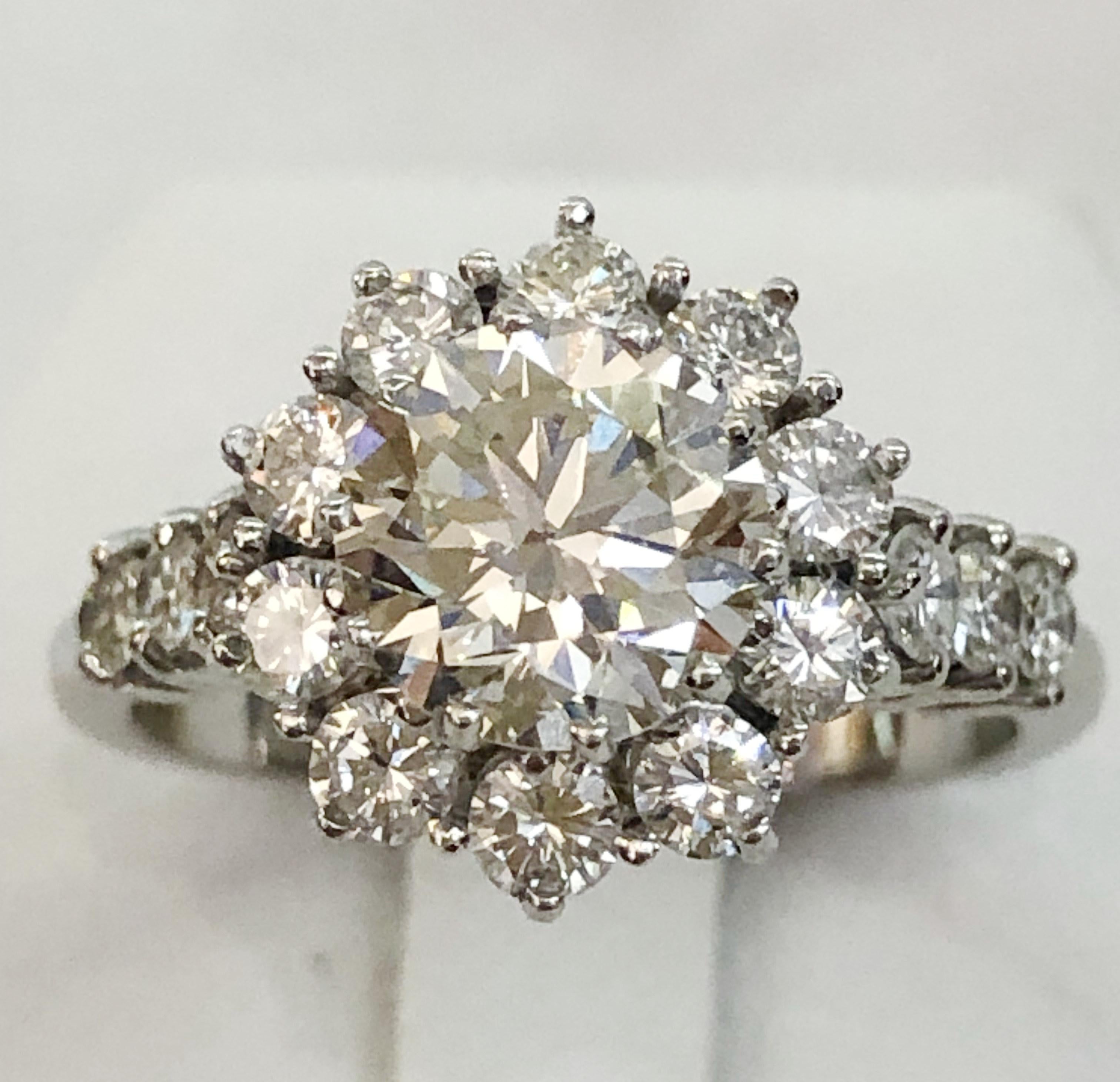 gänseblümchenring aus 18 Karat Weißgold mit 0,8 Karat Brillanten am Stiel und einem großen zentralen Diamanten von 1,3 Karat, Italien 1950-1960er Jahre
Ringgröße US 6.75
