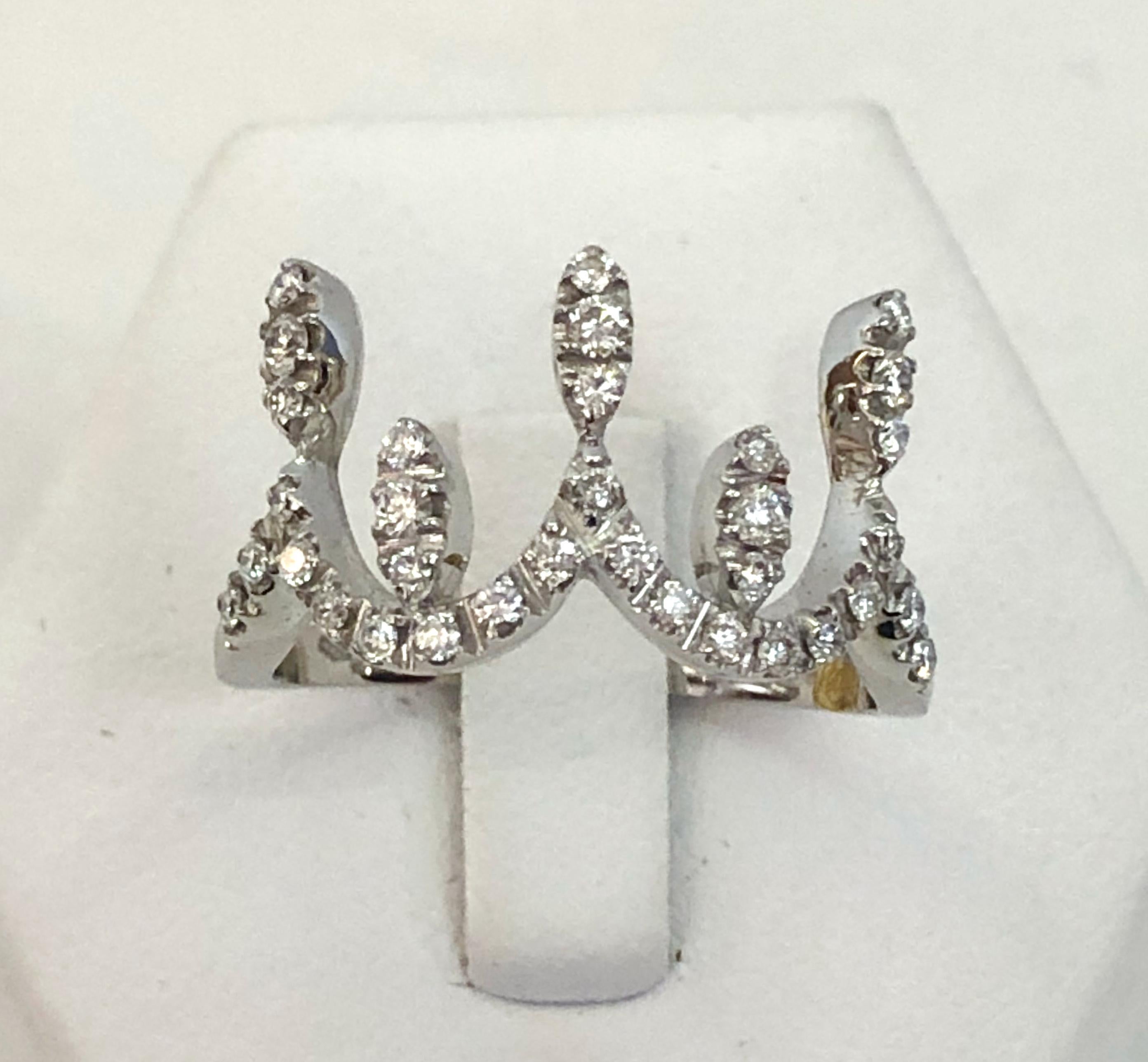 bague en or blanc 18 carats en forme de couronne avec petits diamants, signée 