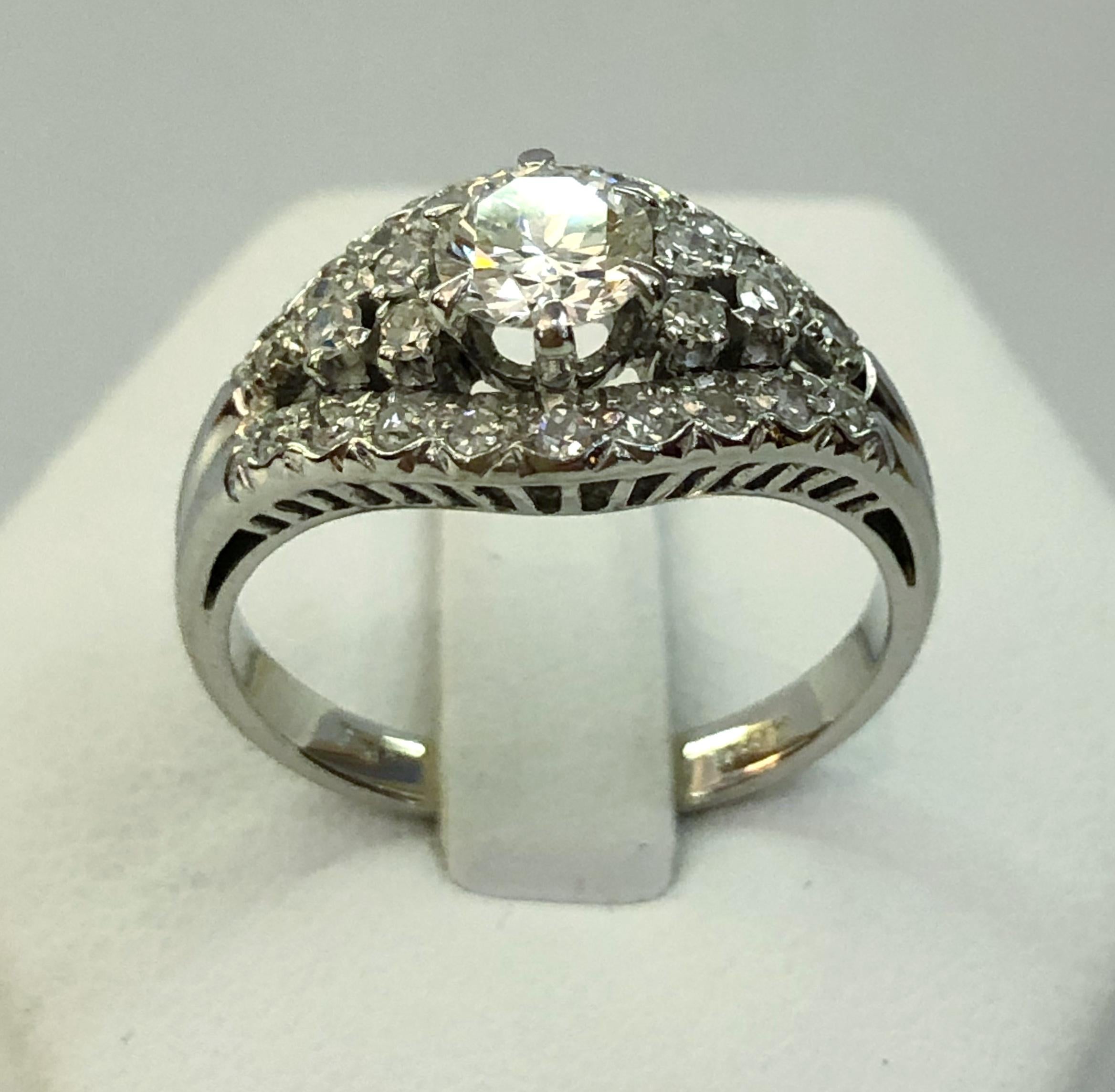 Ring aus 18 Karat Weißgold mit einem zentralen Diamanten von 0,5 Karat und kleinen Brillanten an der Stange / Italien 1950-1960er Jahre
Ringgröße US 7