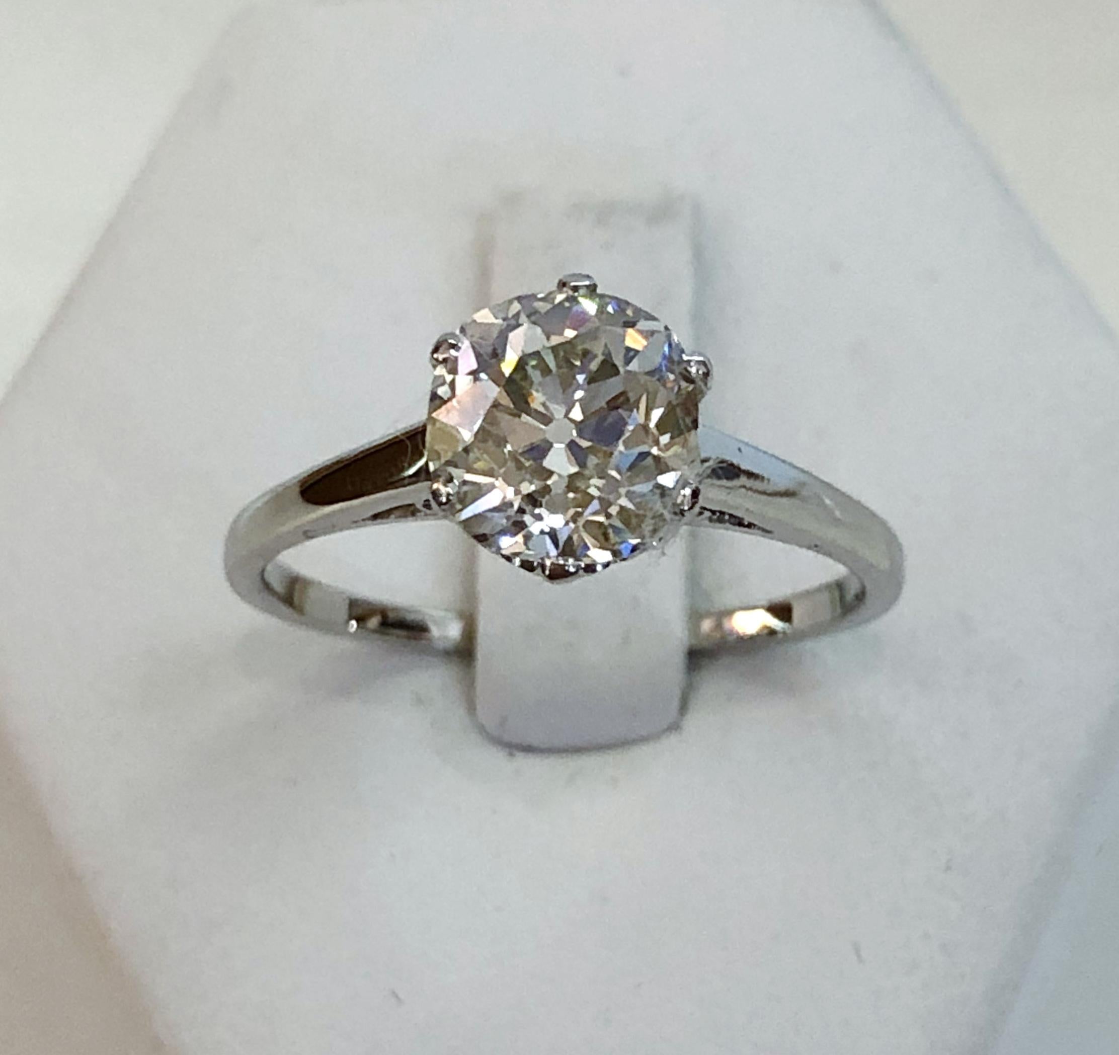 18 karat white gold ring with a single brilliant solitaire diamond of 1.35 karats / Italy 1930s
Ring size US 6.75