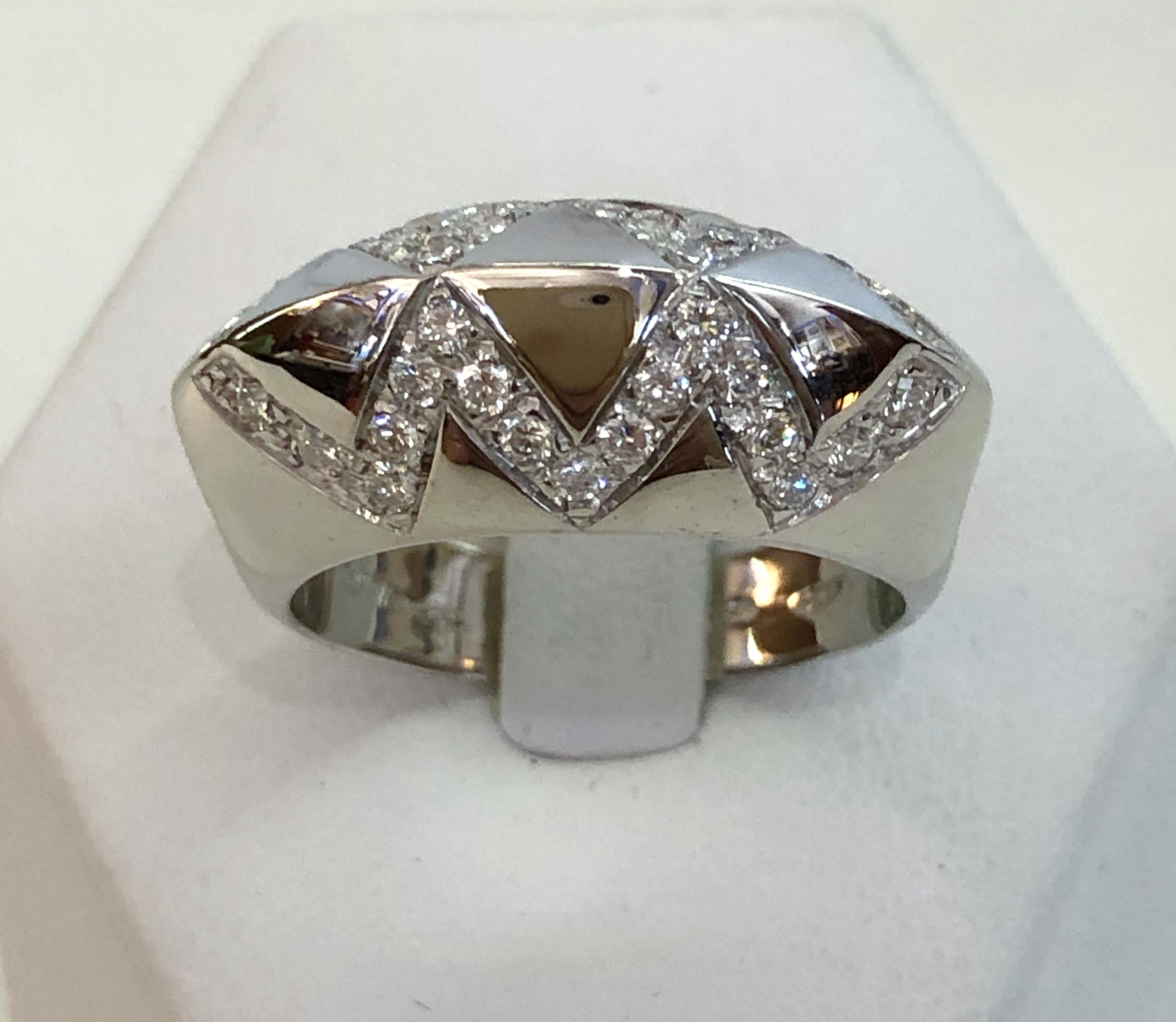 Bague à anneau en or blanc 18 carats avec des diamants brillants pour un total de 0,5 carats, formant un motif grec en zigzag / Italie 1970
Bague taille US 7.5