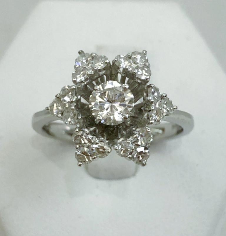 18 karat white gold star ring with a central brilliant diamond  of 0.3 karats and six side diamonds for a total of 0.6 karats / Italy 1950-60s
Ring size US 6.75