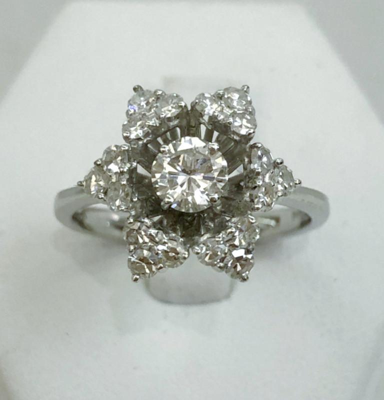 Anello a stella in oro bianco 18 carati con diamante brillante centrale  di 0,3 carati e sei diamanti laterali per un totale di 0,6 carati / Italia anni 1950-60
Anello misura US 6.75
