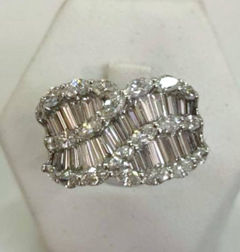 18 karat white gold cross band ring with brilliant diamonds in baguette and Navette cut for a total of 3.5 karats / Italy 1970s
Ring size US 6.5
